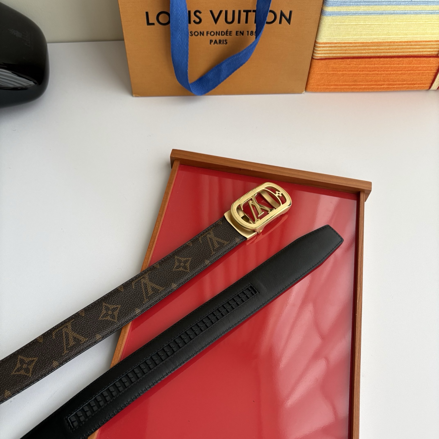 Lv经典款Pvc印花小牛皮，时尚百搭。搭配纯钢自动精品钢扣，男士必备！宽度：3.5cm