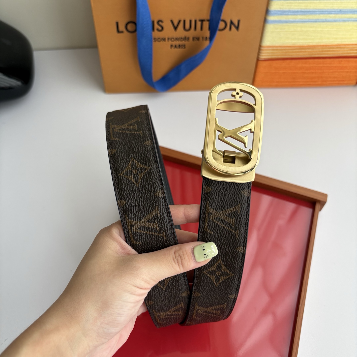 Lv经典款Pvc印花小牛皮，时尚百搭。搭配纯钢自动精品钢扣，男士必备！宽度：3.5cm