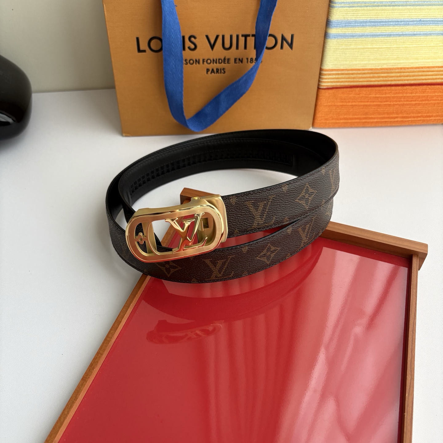 NO:882632,Original order LV classic PVC printed calfskin, fashionable and versatile. Matched with pure steel automatic high-quality steel buckle, a must-have for men!  Width 3.5cm, belt, louis vuitton, cowhide19860909原单  Lv经典款pvc印花小牛皮,时尚百搭.搭配纯钢自动精品钢扣,男士必备！宽度3.5cm,皮带,louis vuitton,cowhide,Belt