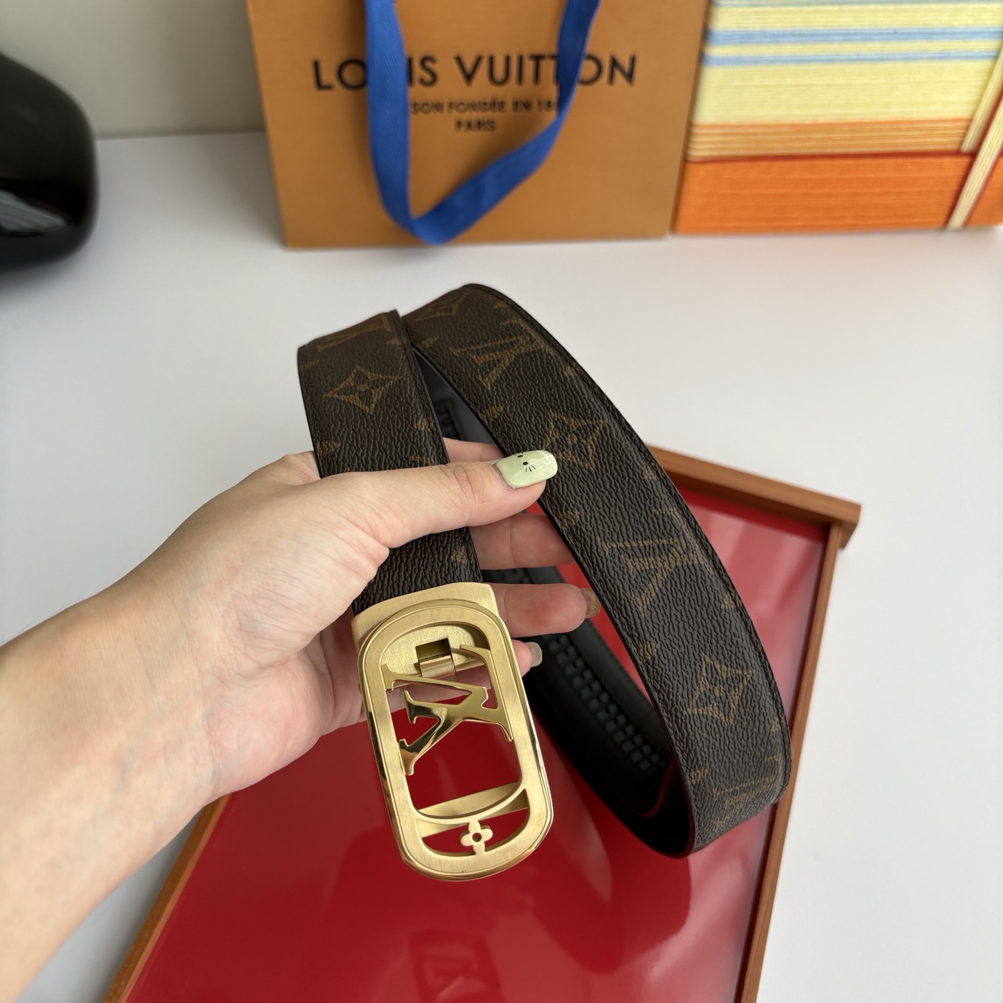 Lv经典款Pvc印花小牛皮，时尚百搭。搭配纯钢自动精品钢扣，男士必备！宽度：3.5cm