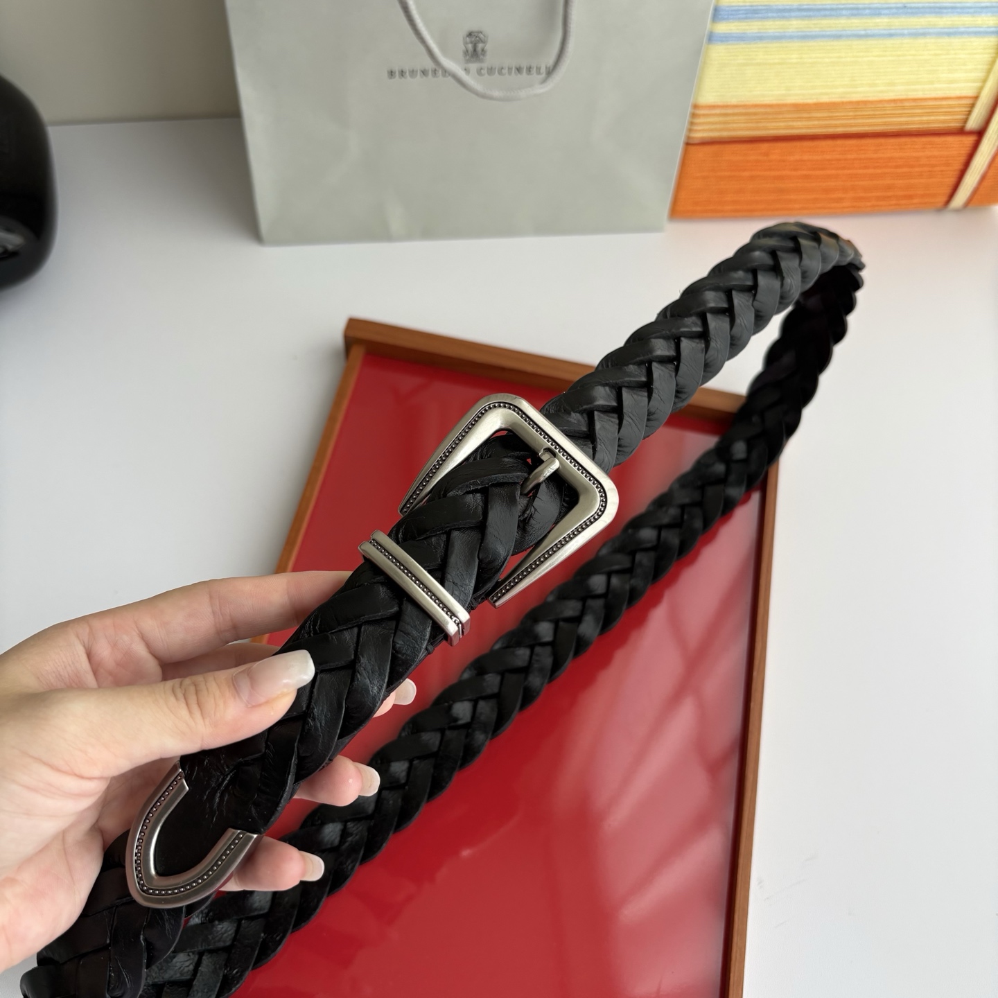 Brunello Cucinelli秉承着意大利制造的精髓，精品制作，以匠人精神和诗人情怀不断探索灵性与