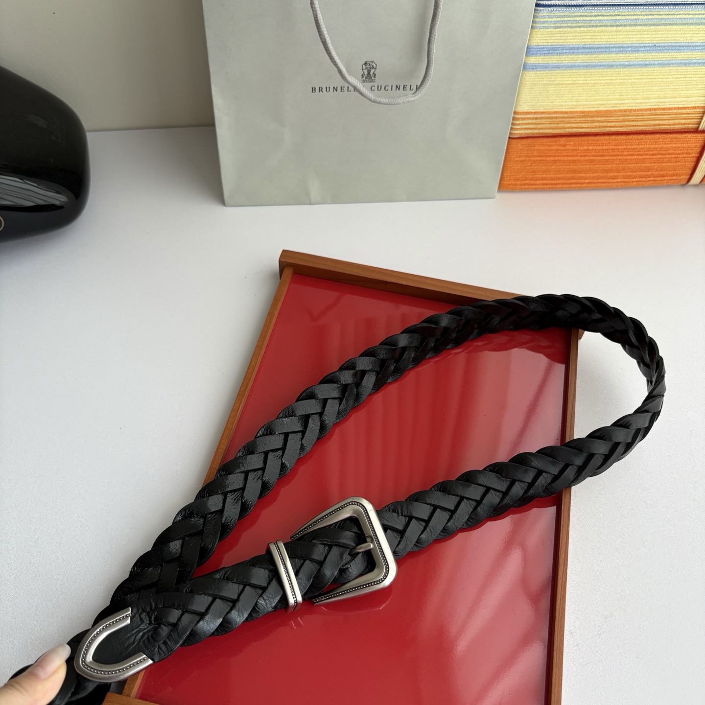 Brunello Cucinelli秉承着意大利制造的精髓，精品制作，以匠人精神和诗人情怀不断探索灵性与