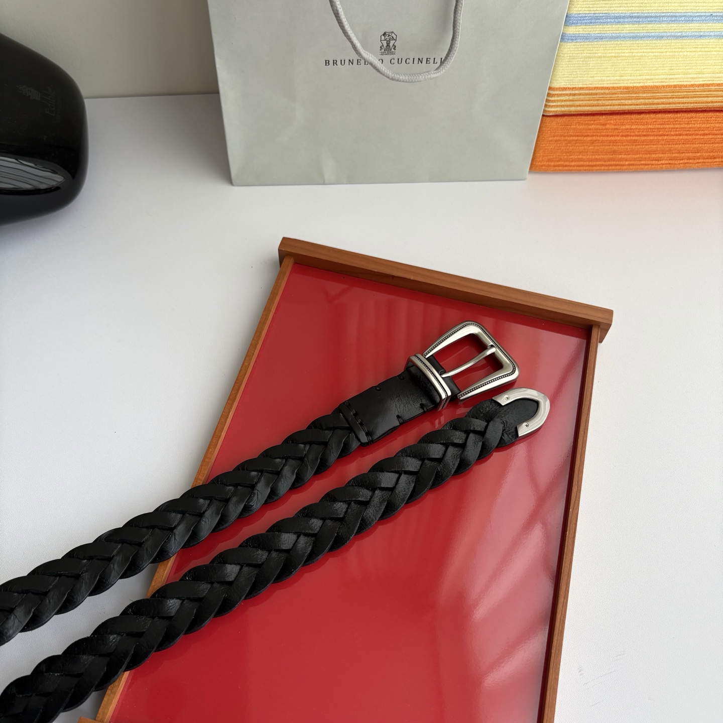 Brunello Cucinelli秉承着意大利制造的精髓，精品制作，以匠人精神和诗人情怀不断探索灵性与