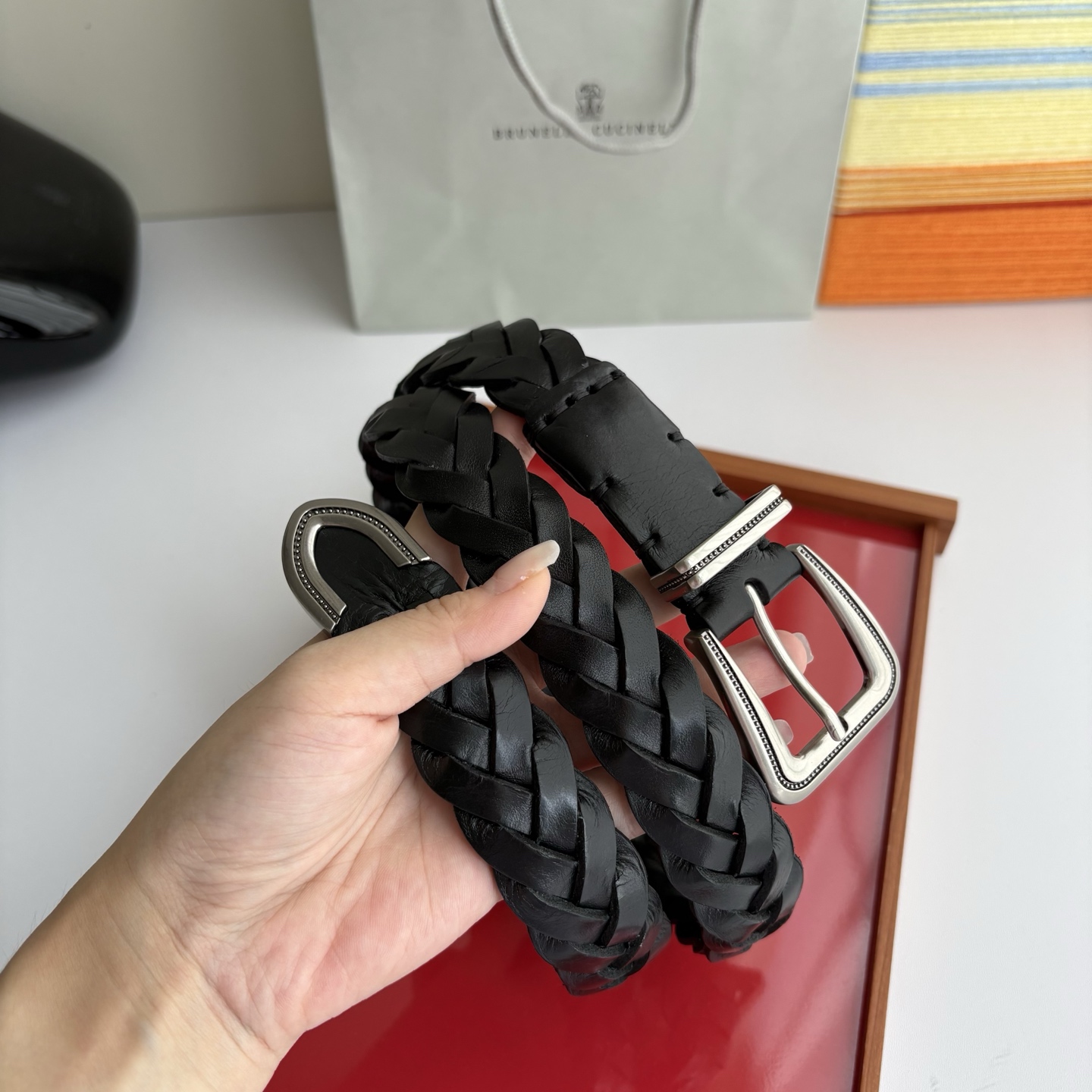 Brunello Cucinelli秉承着意大利制造的精髓，精品制作，以匠人精神和诗人情怀不断探索灵性与