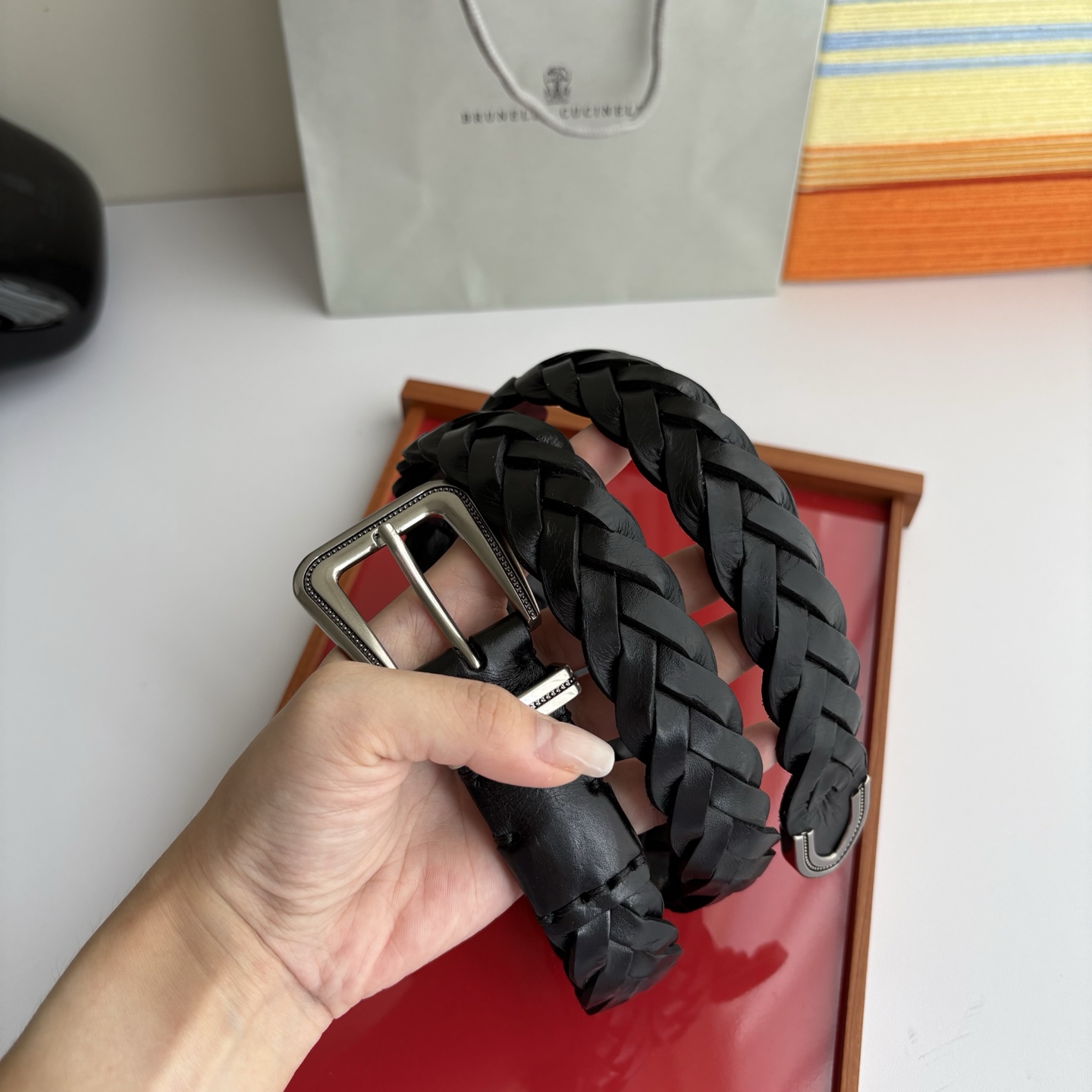 Brunello Cucinelli秉承着意大利制造的精髓，精品制作，以匠人精神和诗人情怀不断探索灵性与