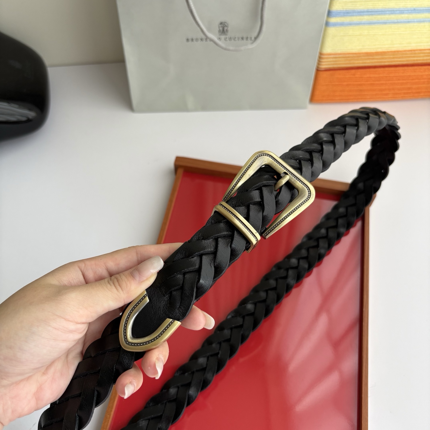 Brunello Cucinelli秉承着意大利制造的精髓，精品制作，以匠人精神和诗人情怀不断探索灵性与