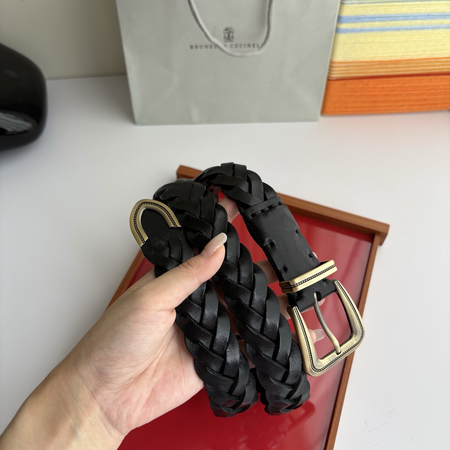 Brunello Cucinelli秉承着意大利制造的精髓，精品制作，以匠人精神和诗人情怀不断探索灵性与