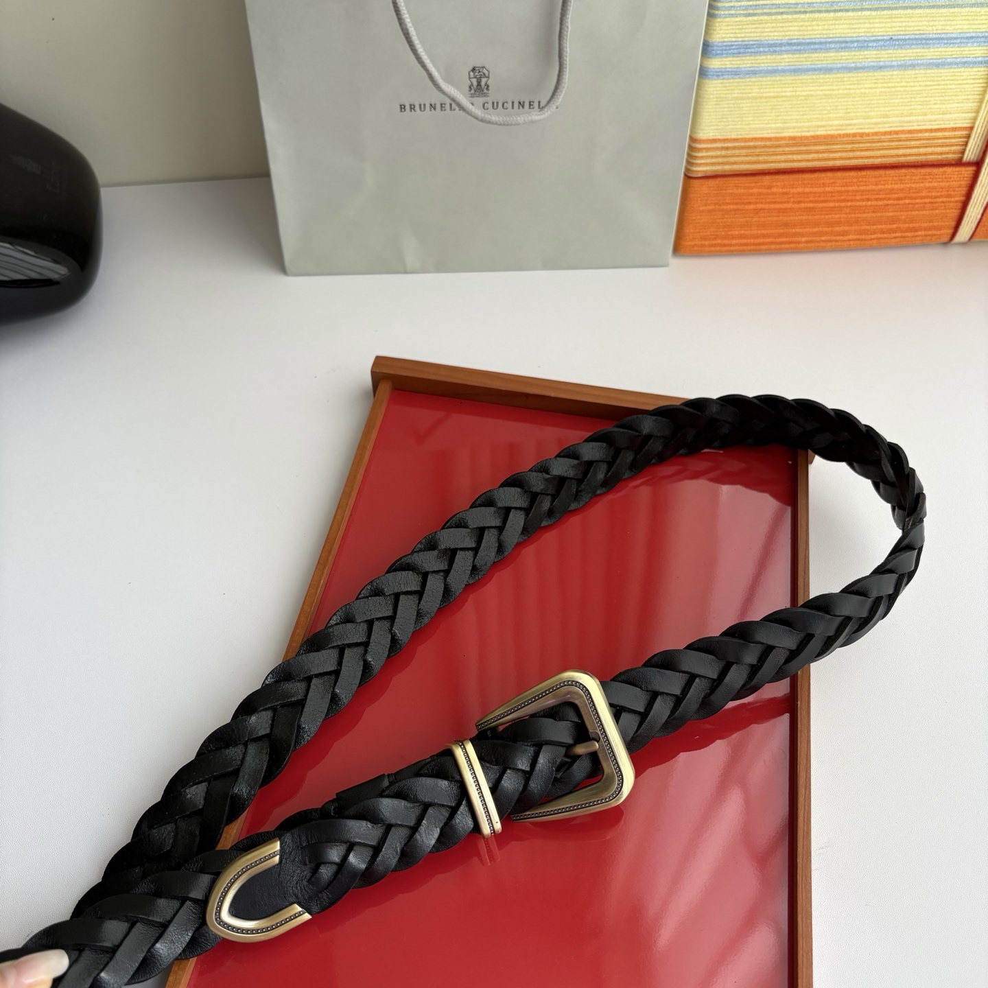 Brunello Cucinelli秉承着意大利制造的精髓，精品制作，以匠人精神和诗人情怀不断探索灵性与