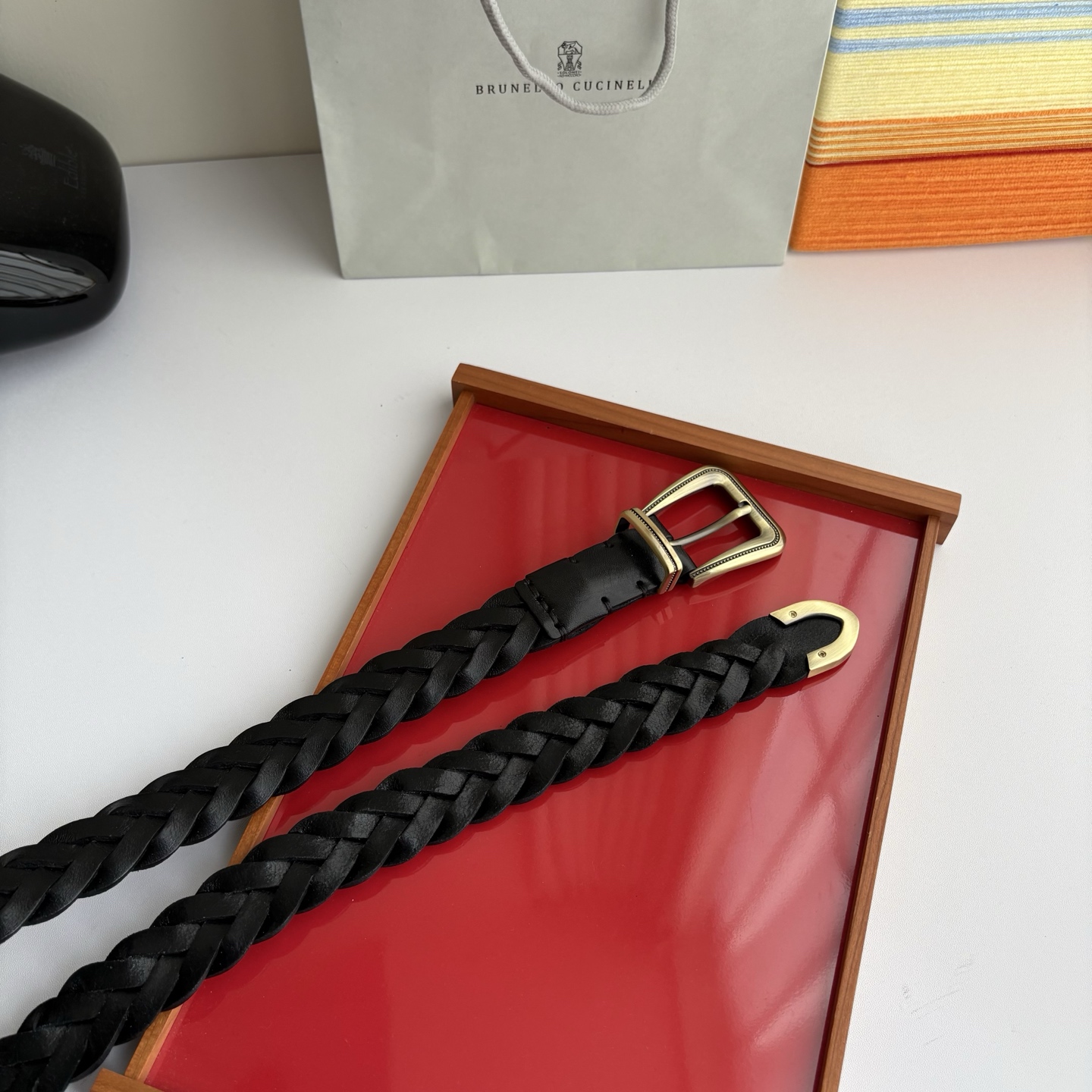 Brunello Cucinelli秉承着意大利制造的精髓，精品制作，以匠人精神和诗人情怀不断探索灵性与