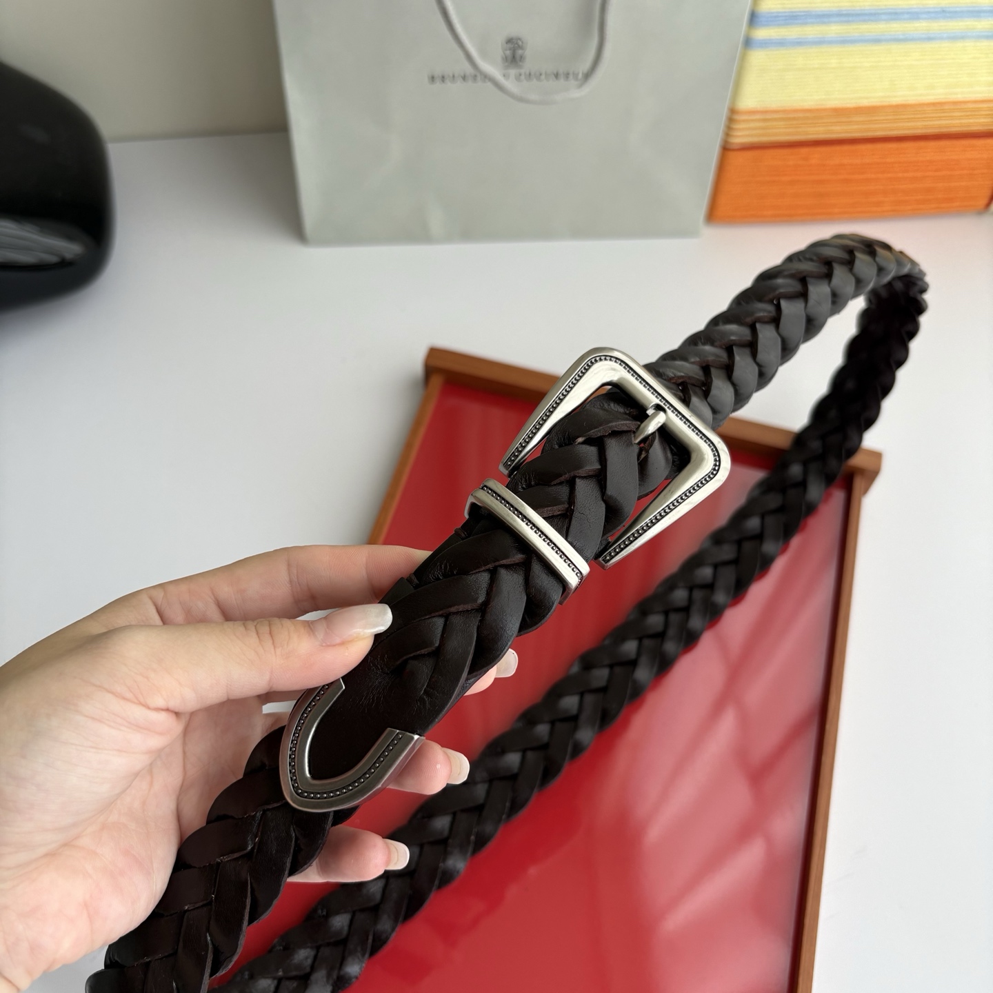 Brunello Cucinelli秉承着意大利制造的精髓，精品制作，以匠人精神和诗人情怀不断探索灵性与