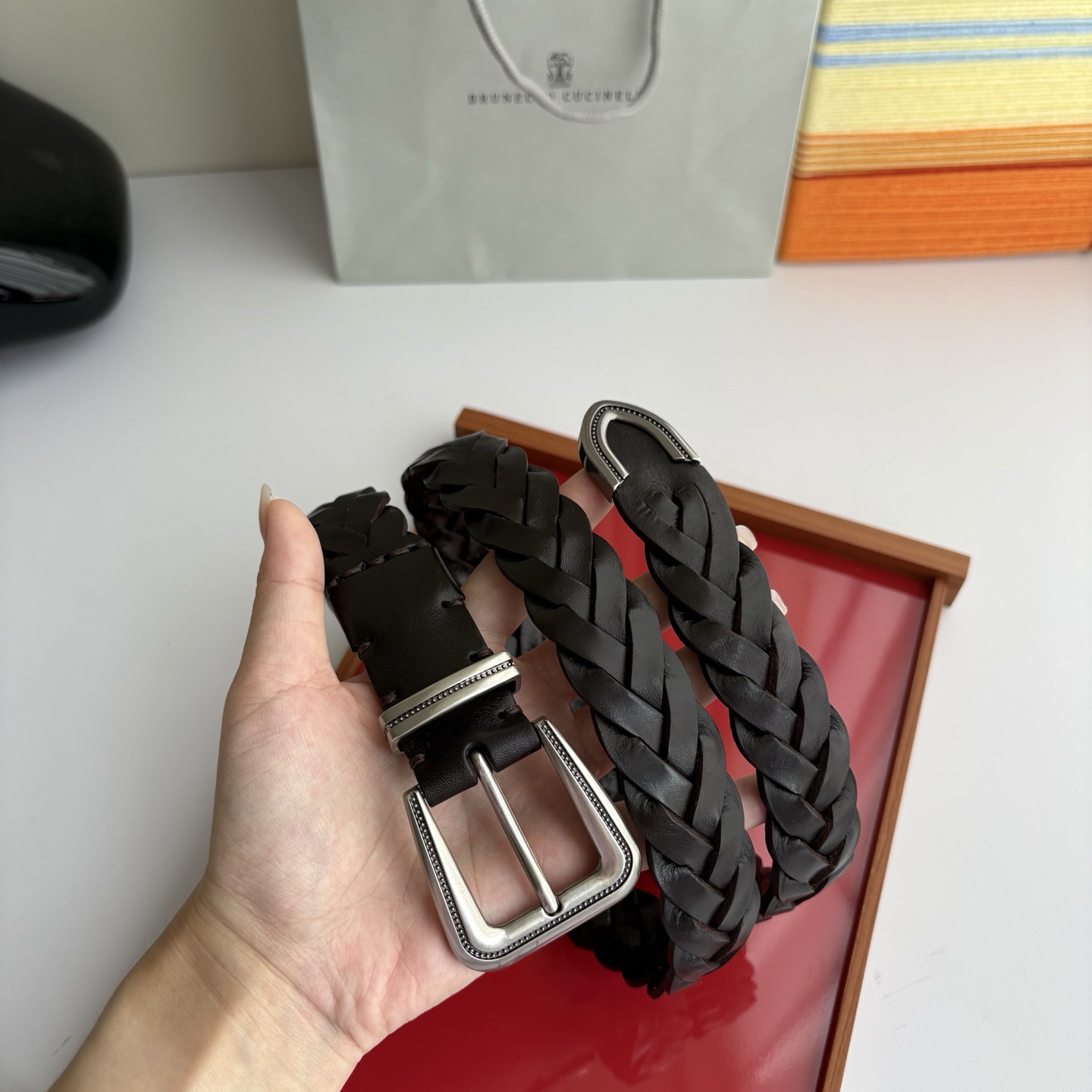 Brunello Cucinelli秉承着意大利制造的精髓，精品制作，以匠人精神和诗人情怀不断探索灵性与