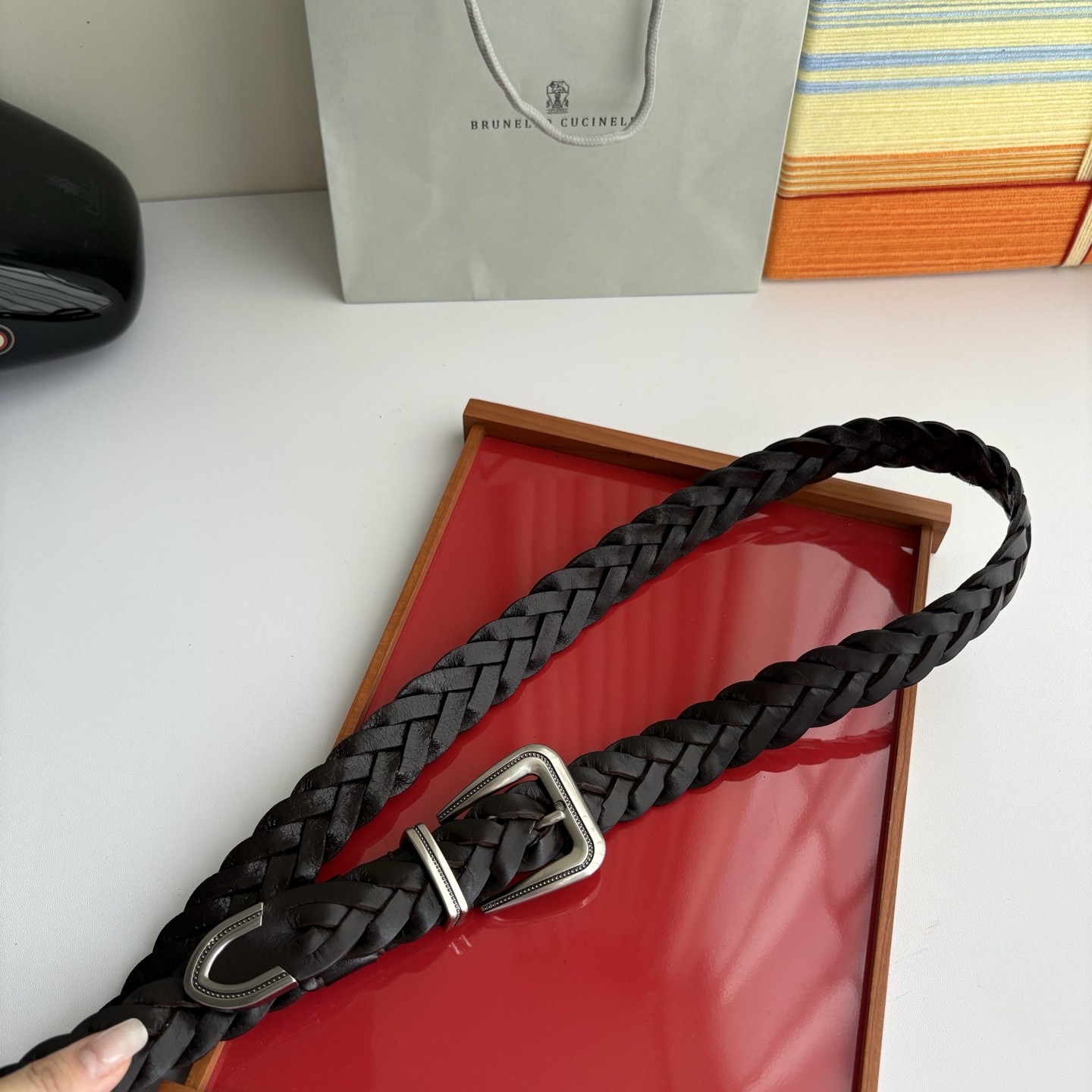 Brunello Cucinelli秉承着意大利制造的精髓，精品制作，以匠人精神和诗人情怀不断探索灵性与