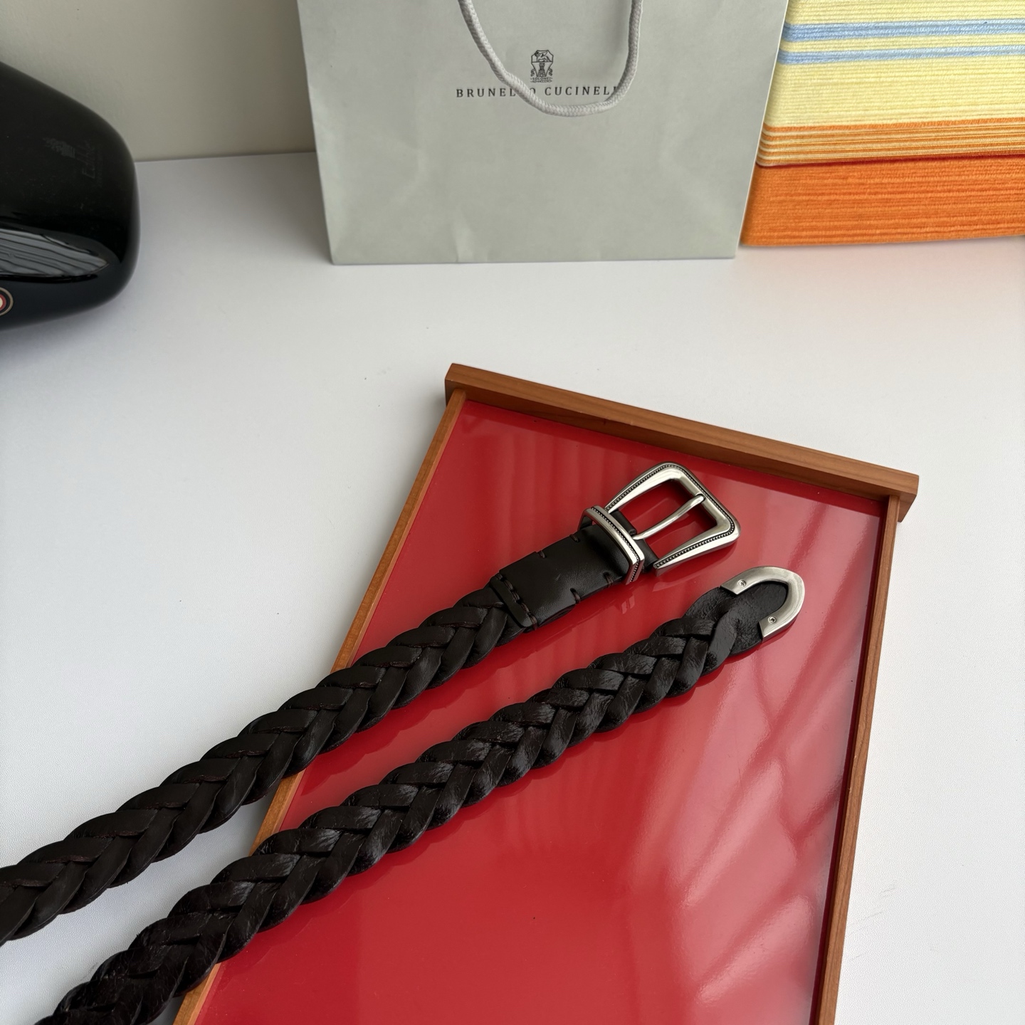 Brunello Cucinelli秉承着意大利制造的精髓，精品制作，以匠人精神和诗人情怀不断探索灵性与