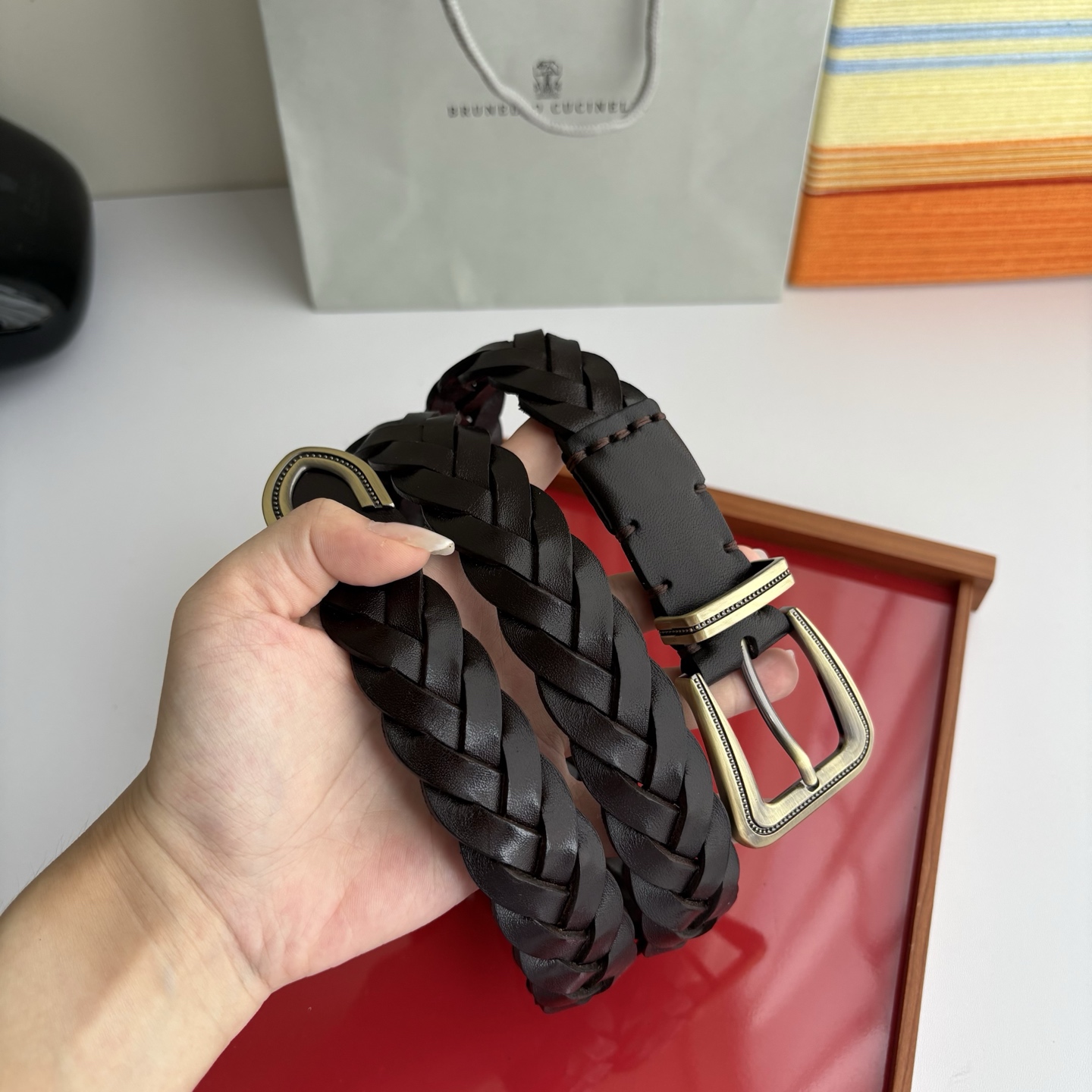 Brunello Cucinelli秉承着意大利制造的精髓，精品制作，以匠人精神和诗人情怀不断探索灵性与