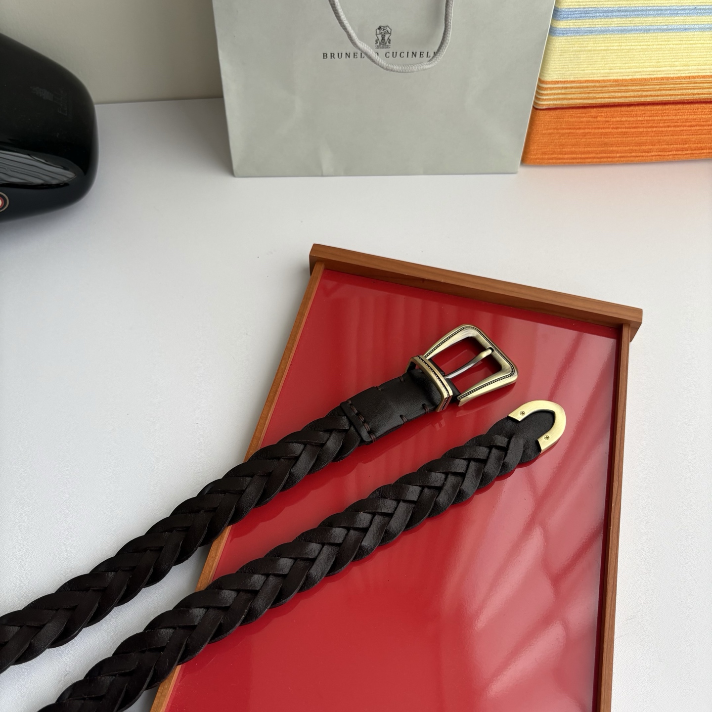Brunello Cucinelli秉承着意大利制造的精髓，精品制作，以匠人精神和诗人情怀不断探索灵性与