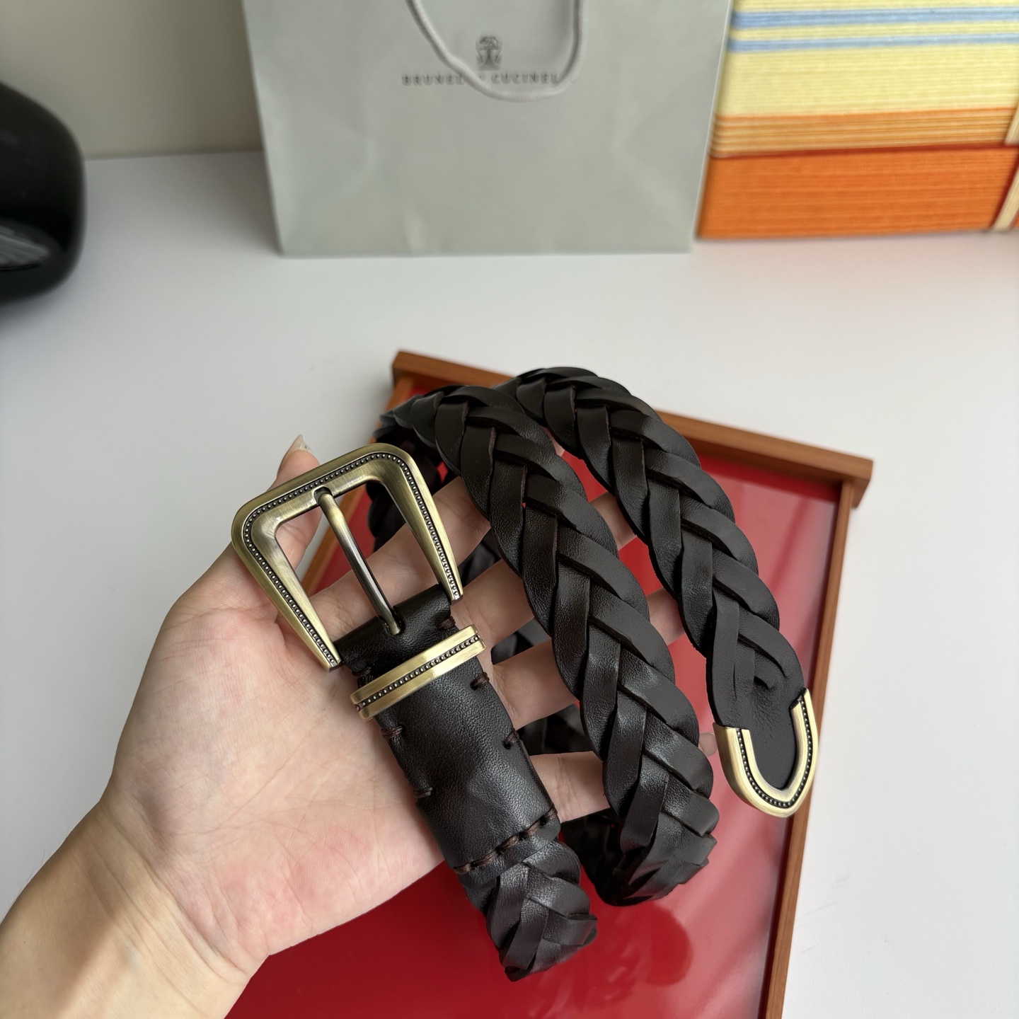 Brunello Cucinelli秉承着意大利制造的精髓，精品制作，以匠人精神和诗人情怀不断探索灵性与