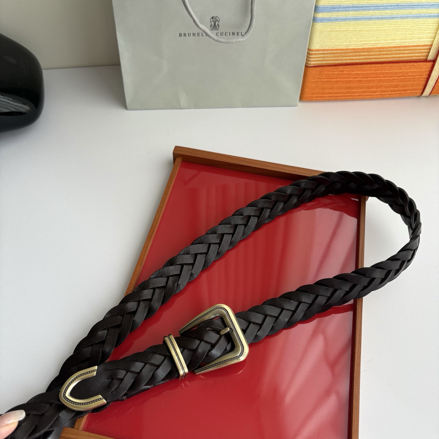 Brunello Cucinelli秉承着意大利制造的精髓，精品制作，以匠人精神和诗人情怀不断探索灵性与