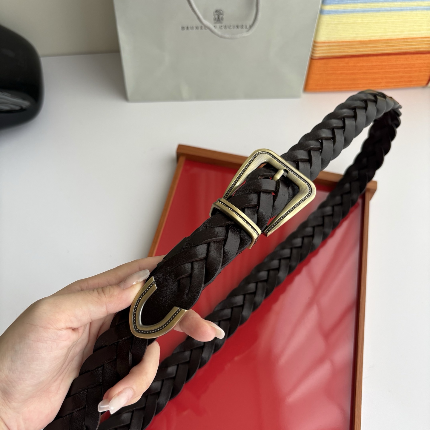 Brunello Cucinelli秉承着意大利制造的精髓，精品制作，以匠人精神和诗人情怀不断探索灵性与