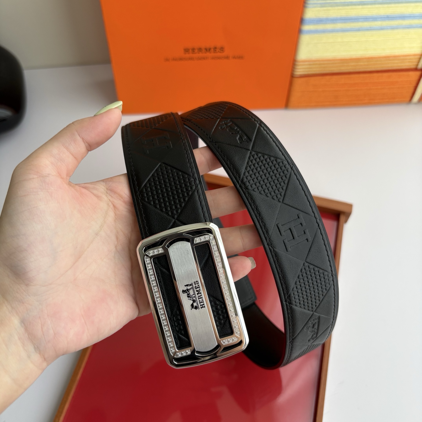 【爱马仕】Hermes 原单爱马仕，宽3.8cm进口原版皮带身，双面可用，内穿精品钢扣，精品电镀五金 ！