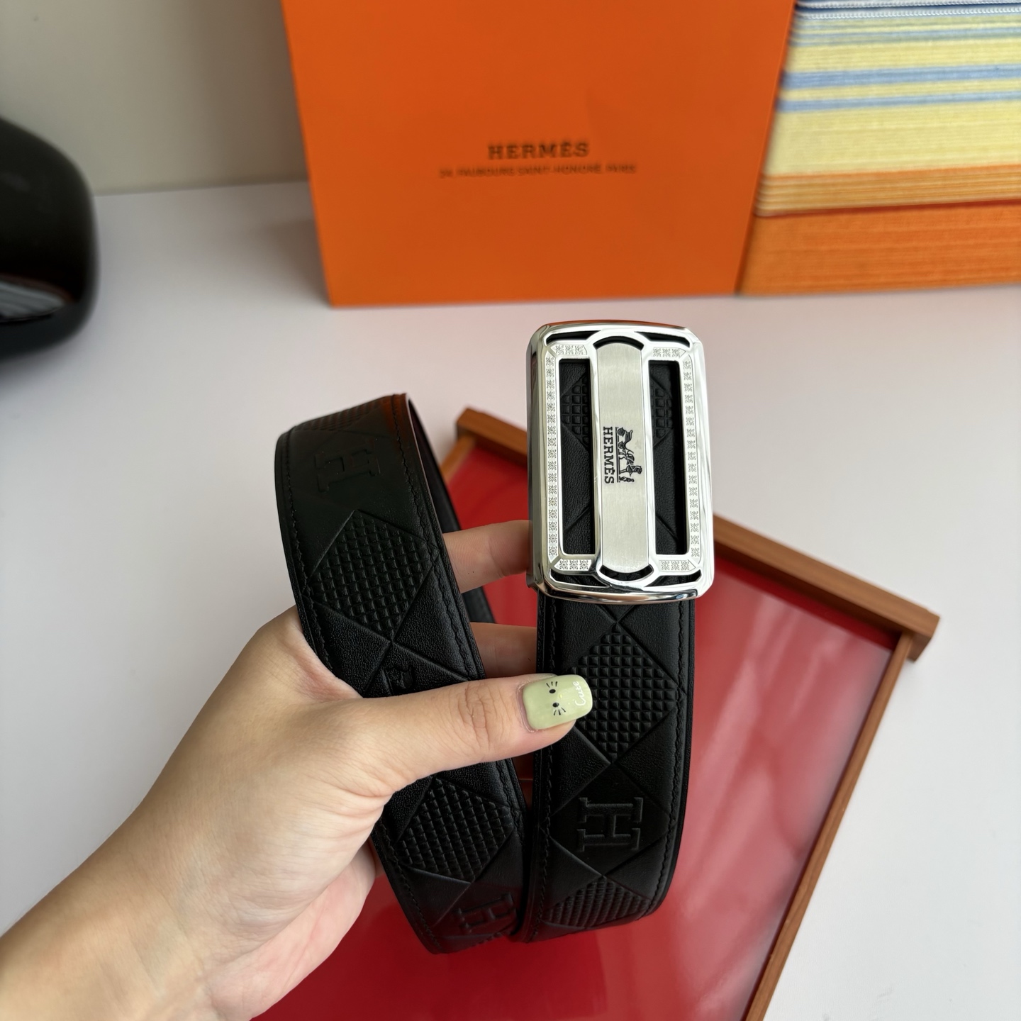 【爱马仕】Hermes 原单爱马仕，宽3.8cm进口原版皮带身，双面可用，内穿精品钢扣，精品电镀五金 ！