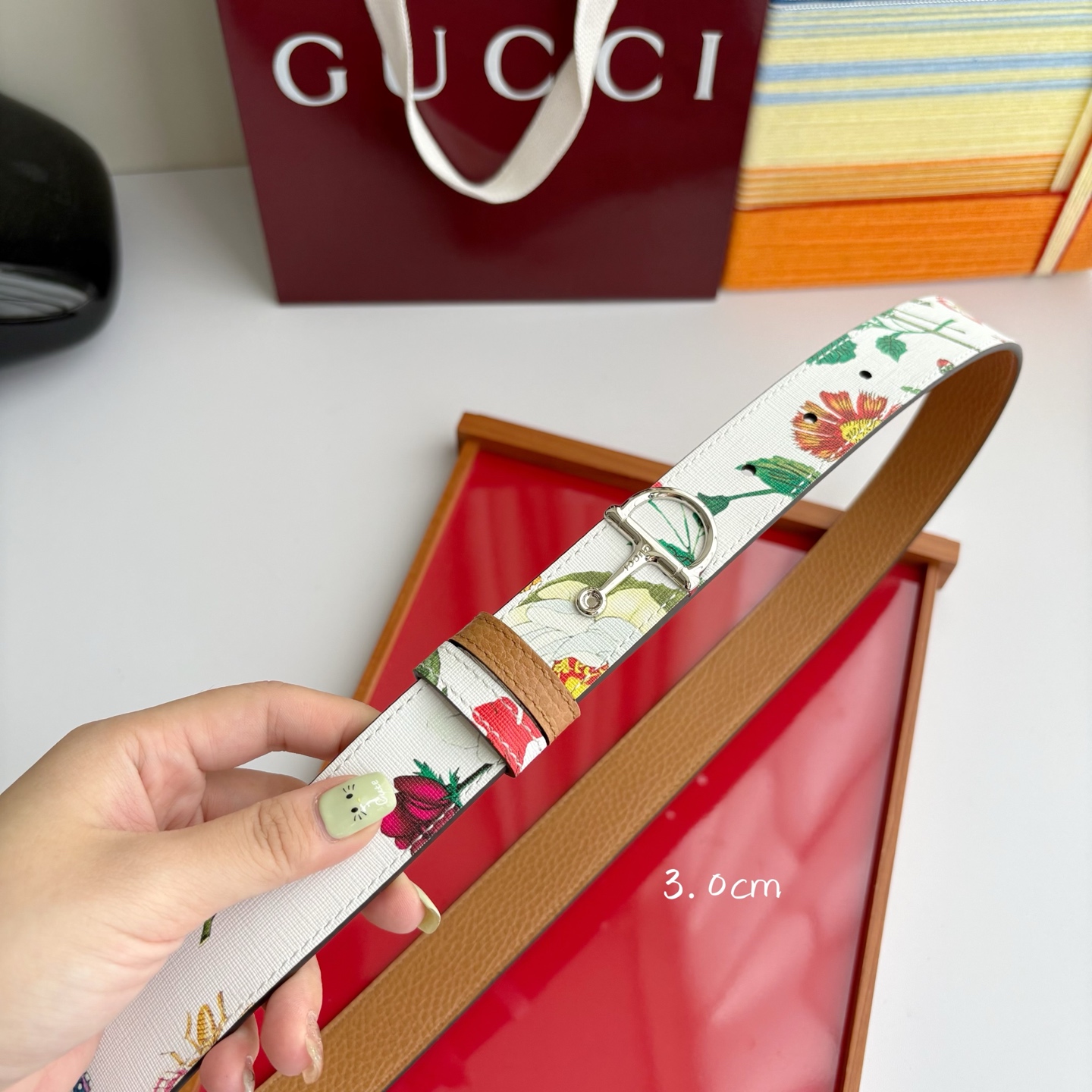 Gucci这款腰带采用光滑的皮革制成，其带扣呈半马衔铁形状，是该品牌的标志。宽3.0cm，可为您的服装增