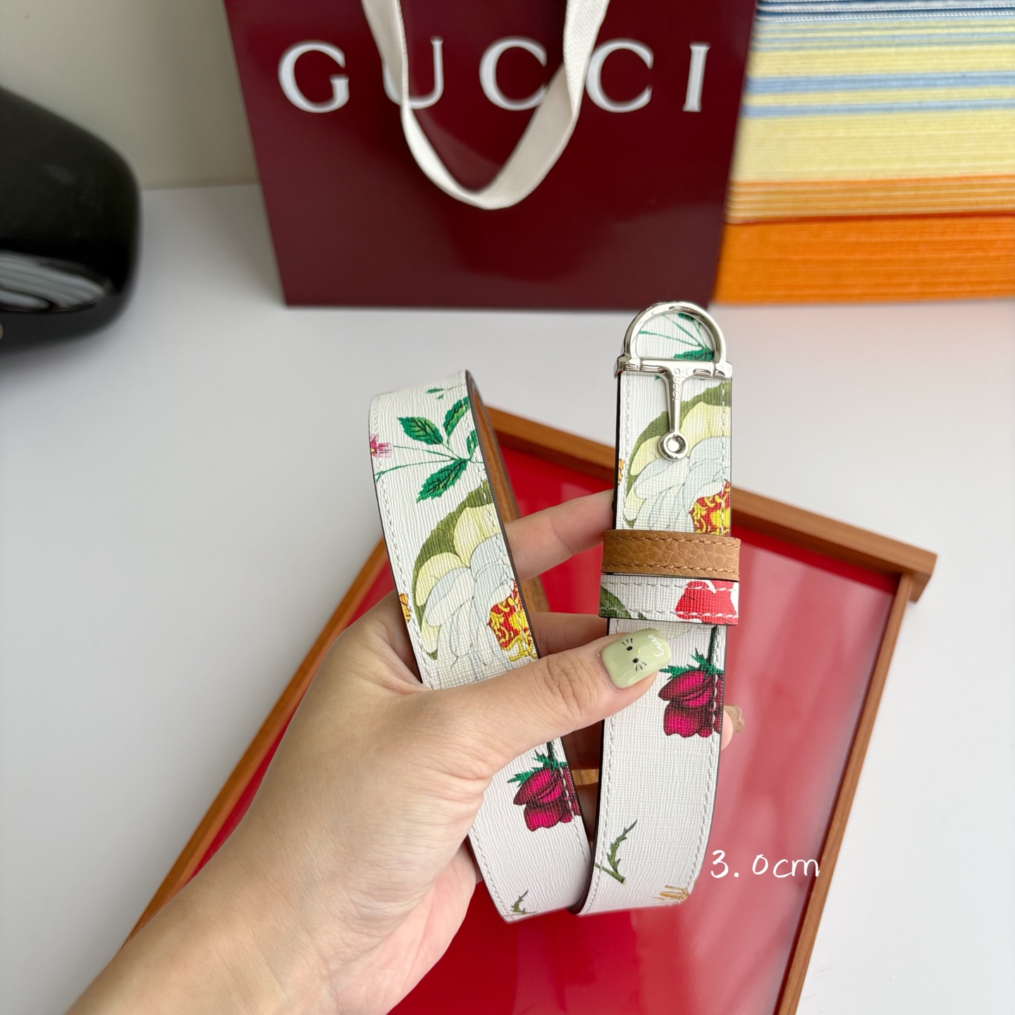 Gucci这款腰带采用光滑的皮革制成，其带扣呈半马衔铁形状，是该品牌的标志。宽3.0cm，可为您的服装增