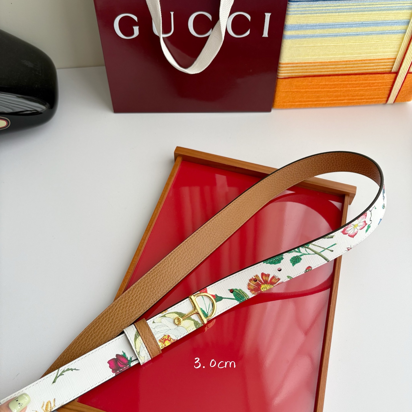 Gucci这款腰带采用光滑的皮革制成，其带扣呈半马衔铁形状，是该品牌的标志。宽3.0cm，可为您的服装增