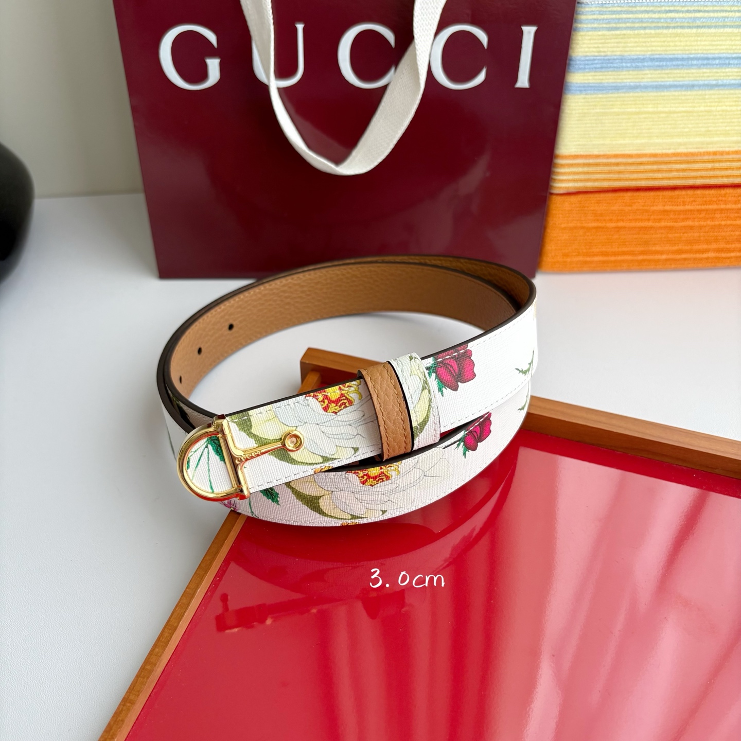 Gucci这款腰带采用光滑的皮革制成，其带扣呈半马衔铁形状，是该品牌的标志。宽3.0cm，可为您的服装增
