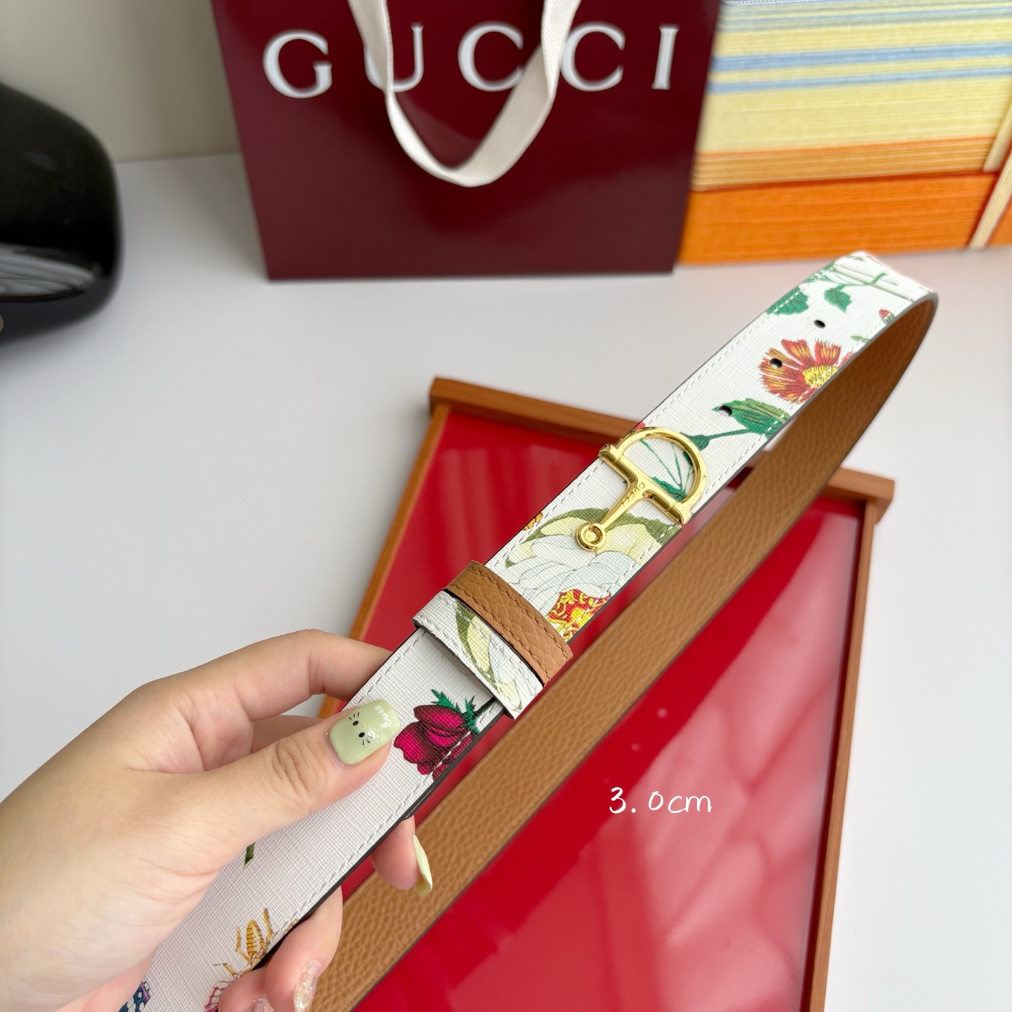 Gucci这款腰带采用光滑的皮革制成，其带扣呈半马衔铁形状，是该品牌的标志。宽3.0cm，可为您的服装增