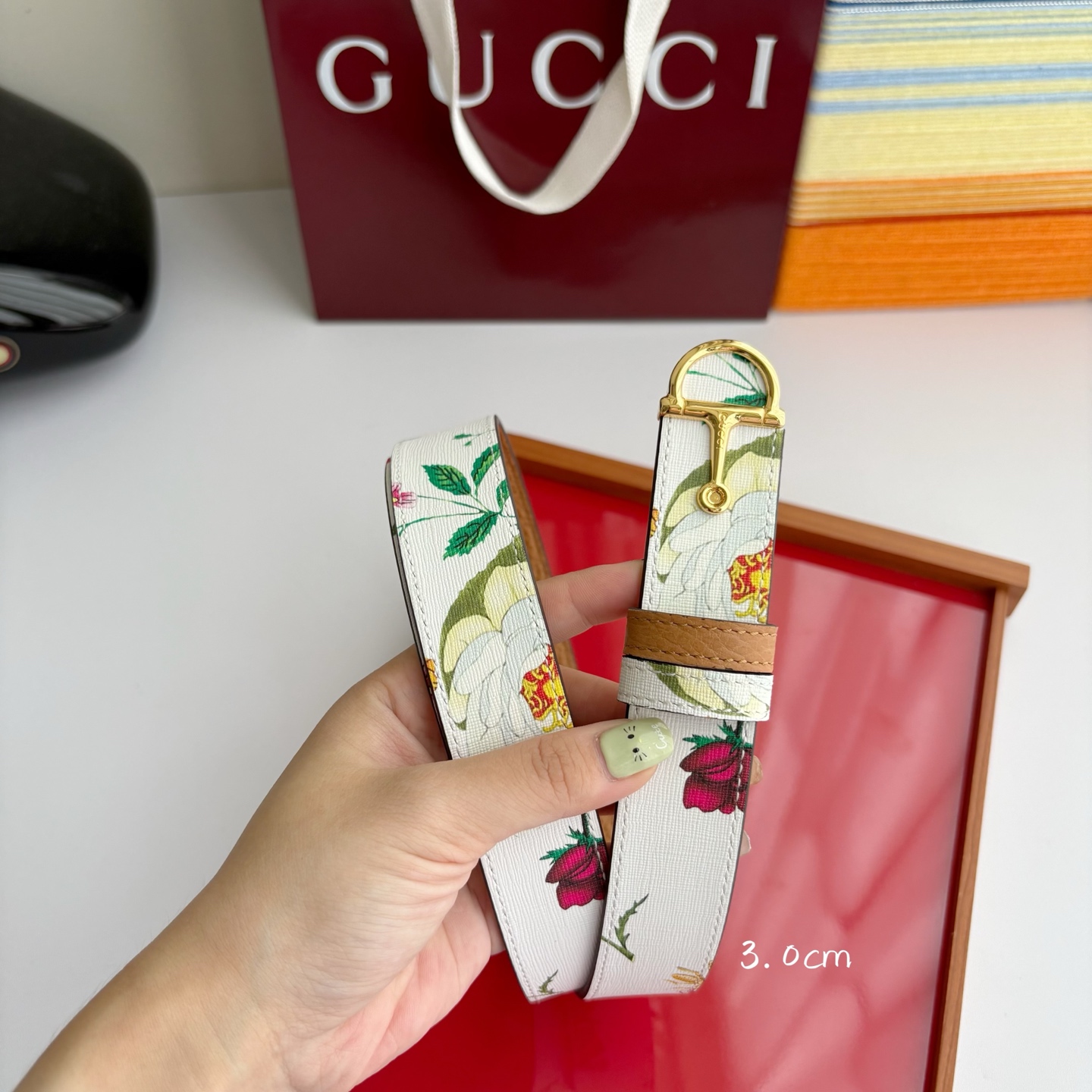 Gucci这款腰带采用光滑的皮革制成，其带扣呈半马衔铁形状，是该品牌的标志。宽3.0cm，可为您的服装增