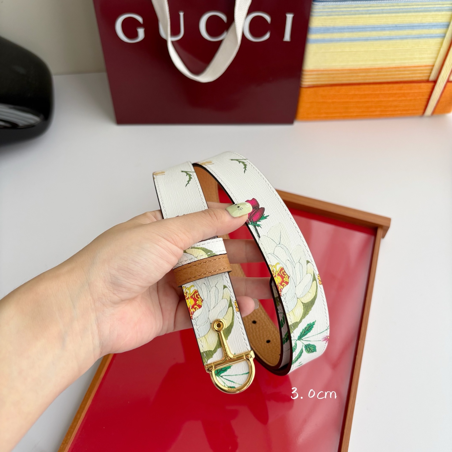 Gucci这款腰带采用光滑的皮革制成，其带扣呈半马衔铁形状，是该品牌的标志。宽3.0cm，可为您的服装增