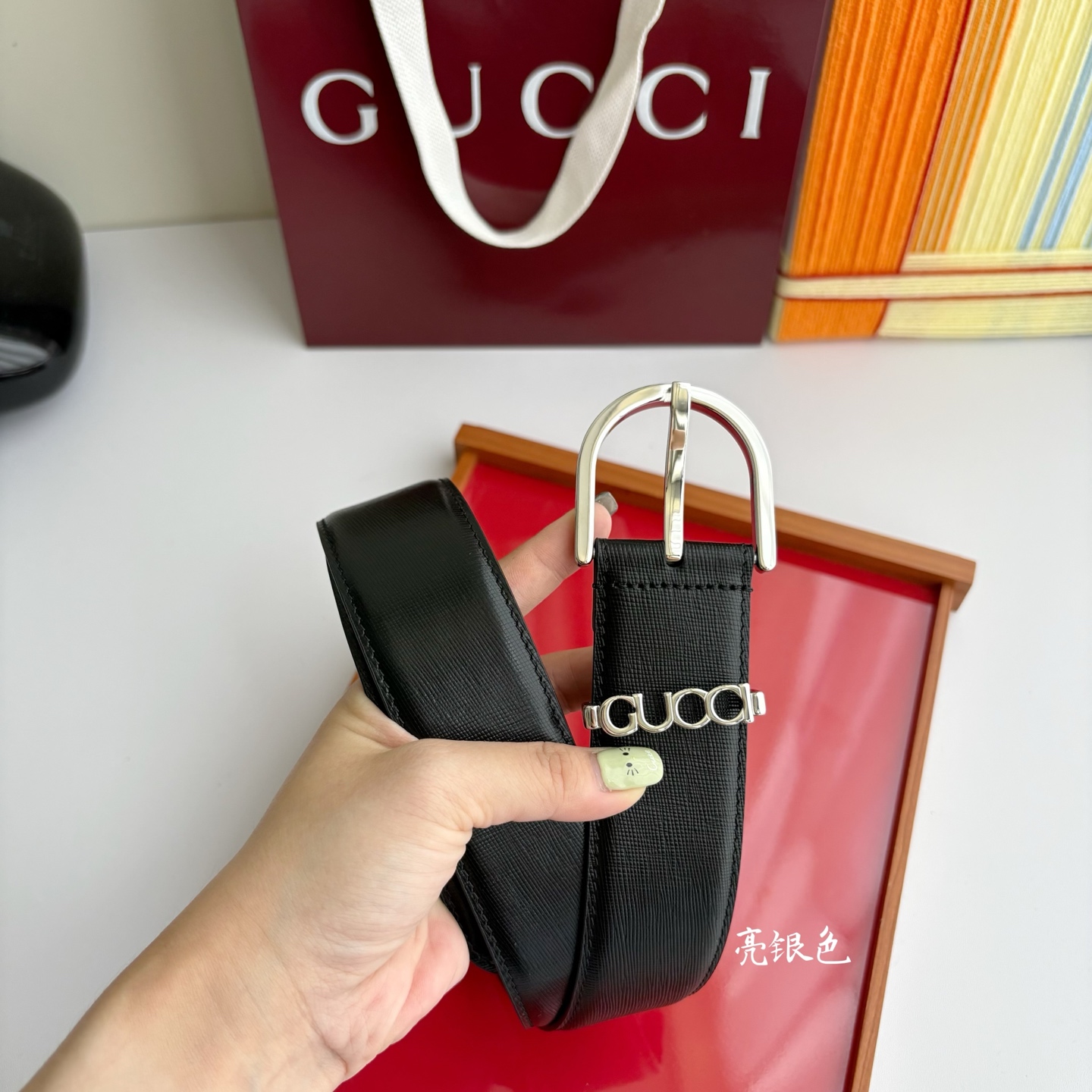 Gucci 这款男士腰带扣设有字母五金，造型设计独特，正面为十字纹小牛皮，宽度4.0cm