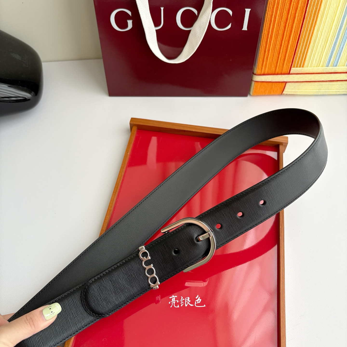 Gucci 这款男士腰带扣设有字母五金，造型设计独特，正面为十字纹小牛皮，宽度4.0cm