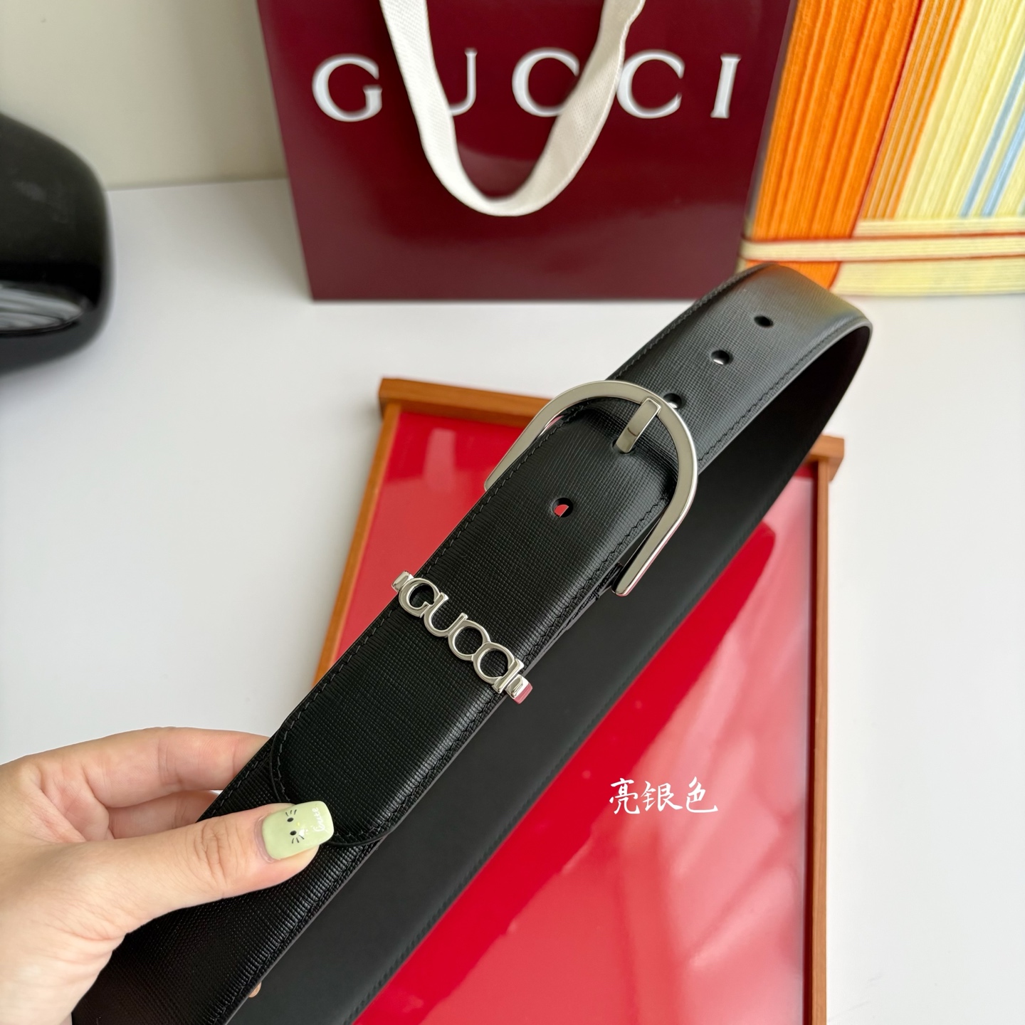 Gucci 这款男士腰带扣设有字母五金，造型设计独特，正面为十字纹小牛皮，宽度4.0cm