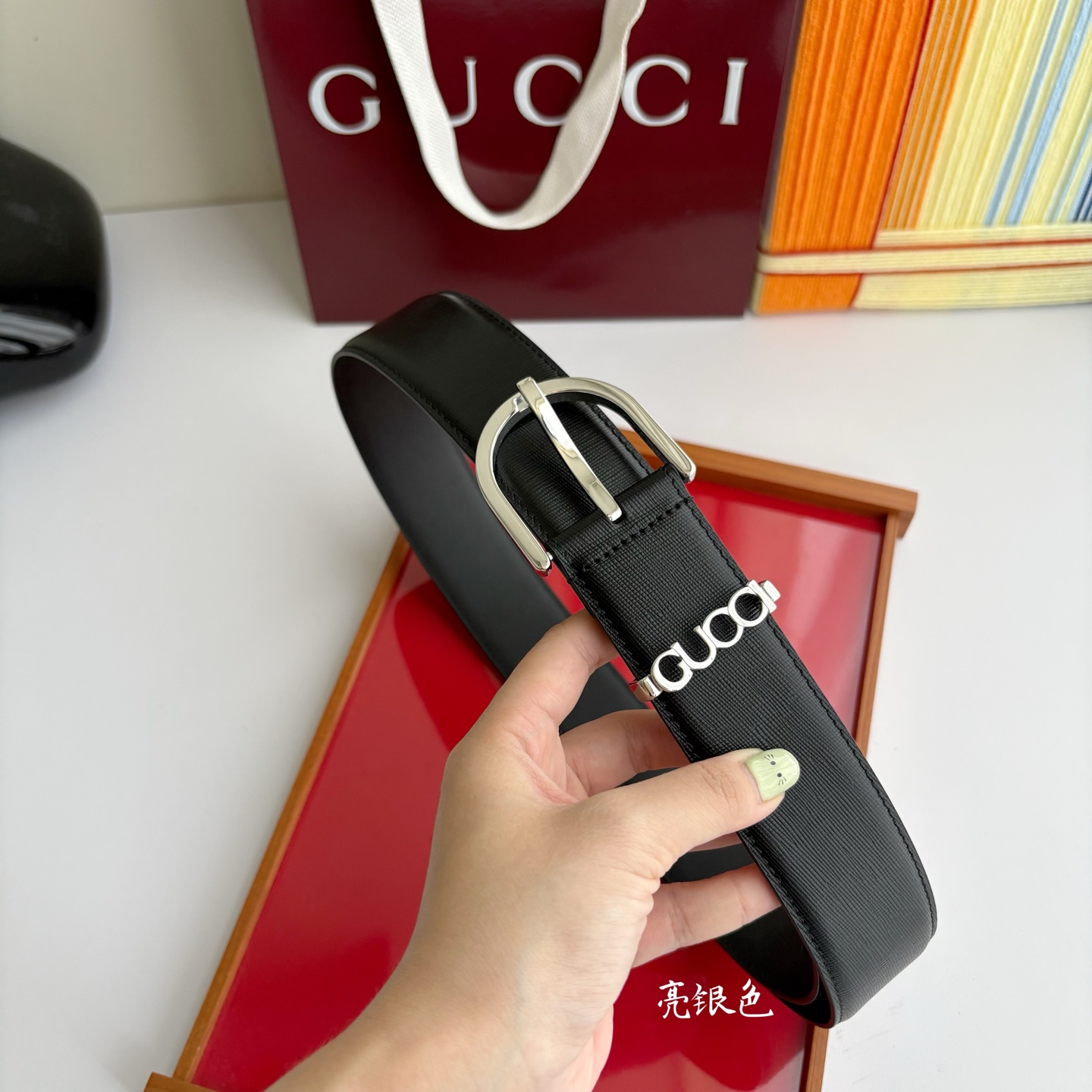 Gucci 这款男士腰带扣设有字母五金，造型设计独特，正面为十字纹小牛皮，宽度4.0cm