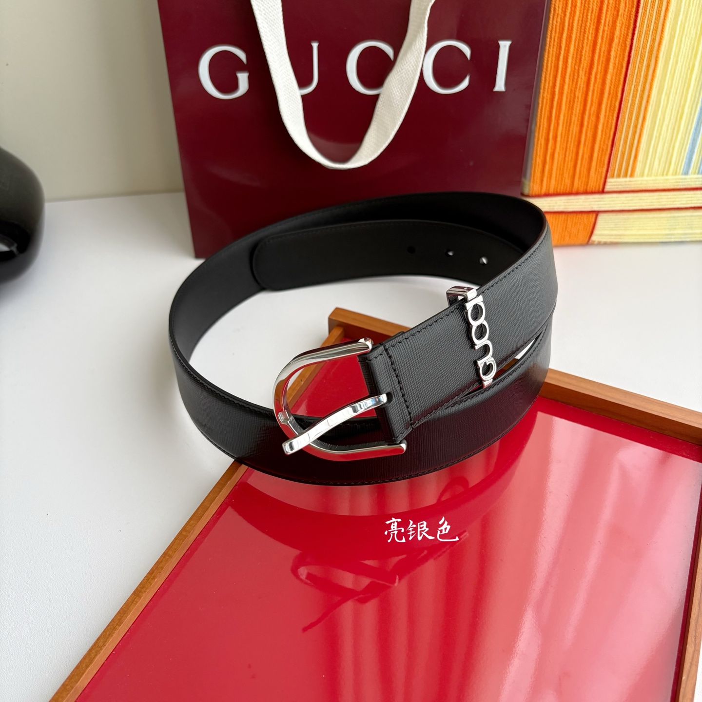 Gucci 这款男士腰带扣设有字母五金，造型设计独特，正面为十字纹小牛皮，宽度4.0cm