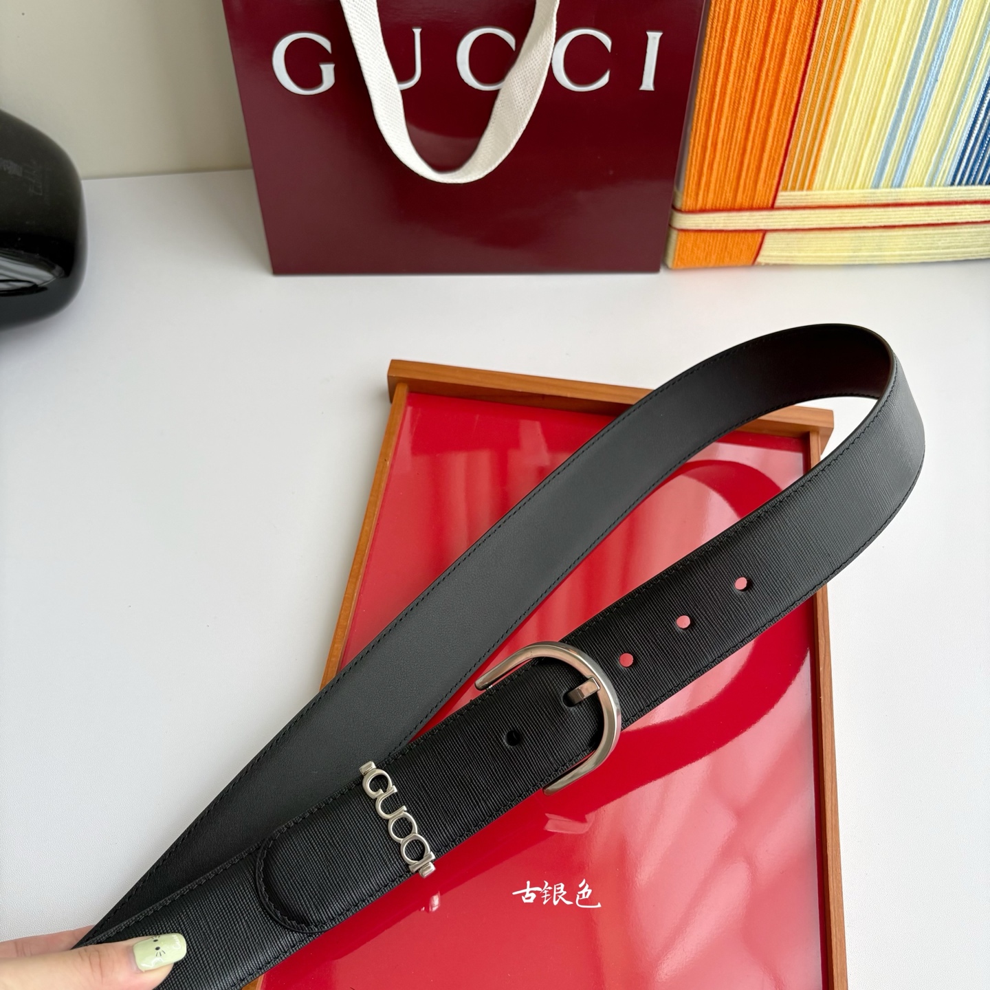 Gucci 这款男士腰带扣设有字母五金，造型设计独特，正面为十字纹小牛皮，宽度4.0cm