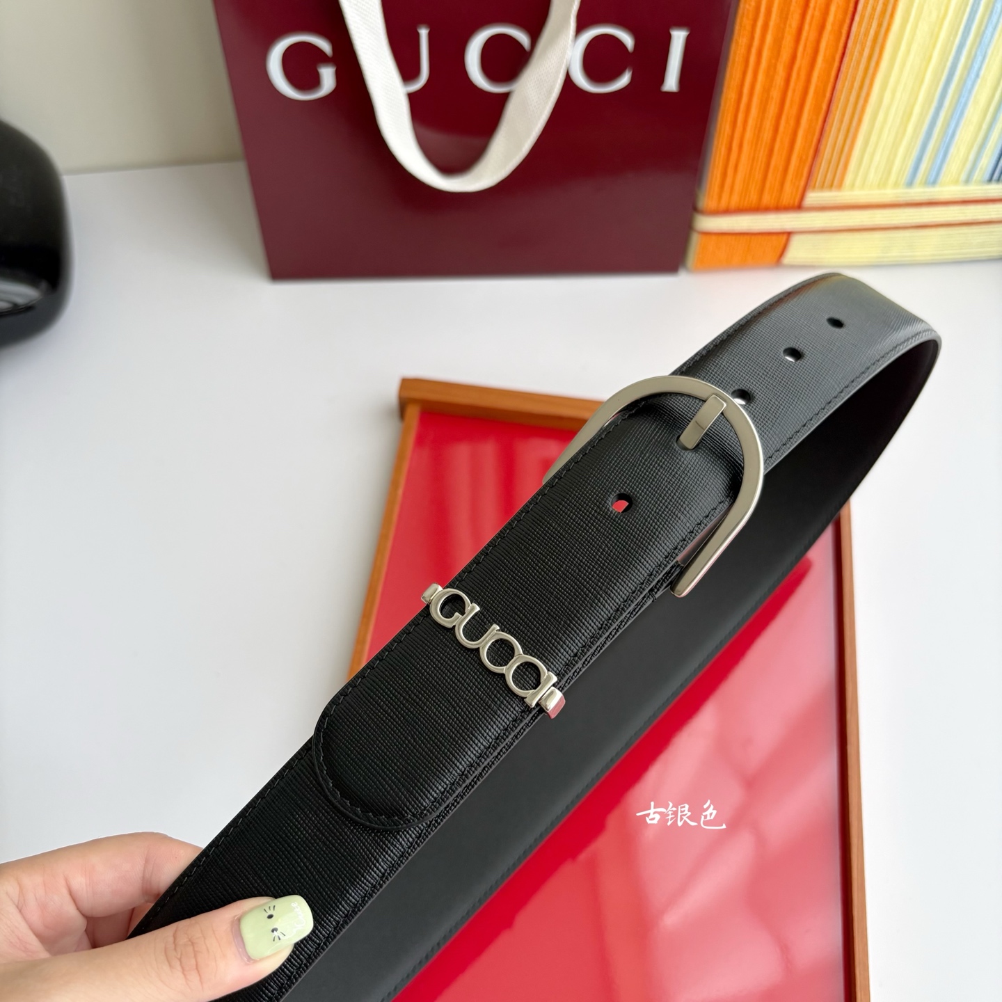 Gucci 这款男士腰带扣设有字母五金，造型设计独特，正面为十字纹小牛皮，宽度4.0cm