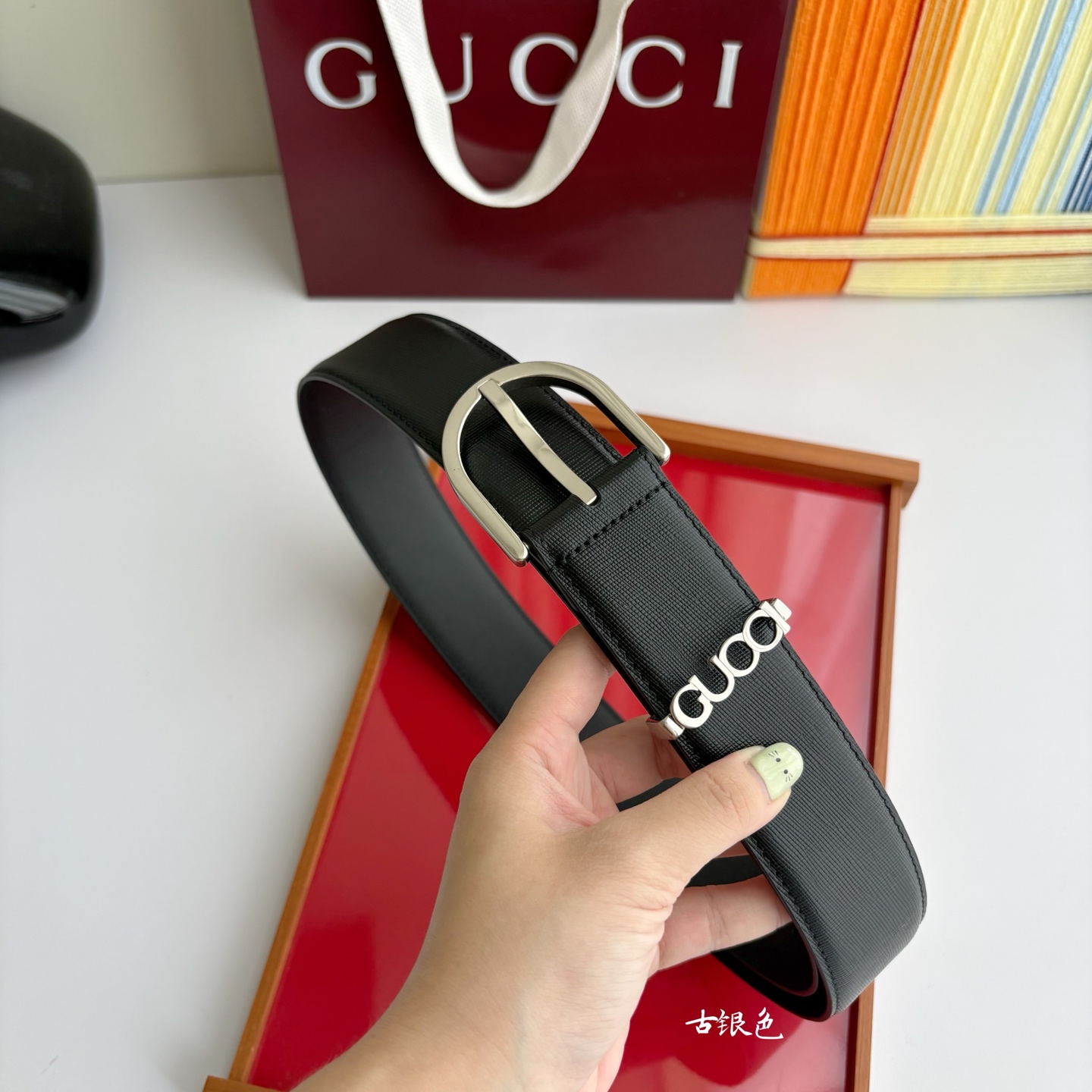 Gucci 这款男士腰带扣设有字母五金，造型设计独特，正面为十字纹小牛皮，宽度4.0cm