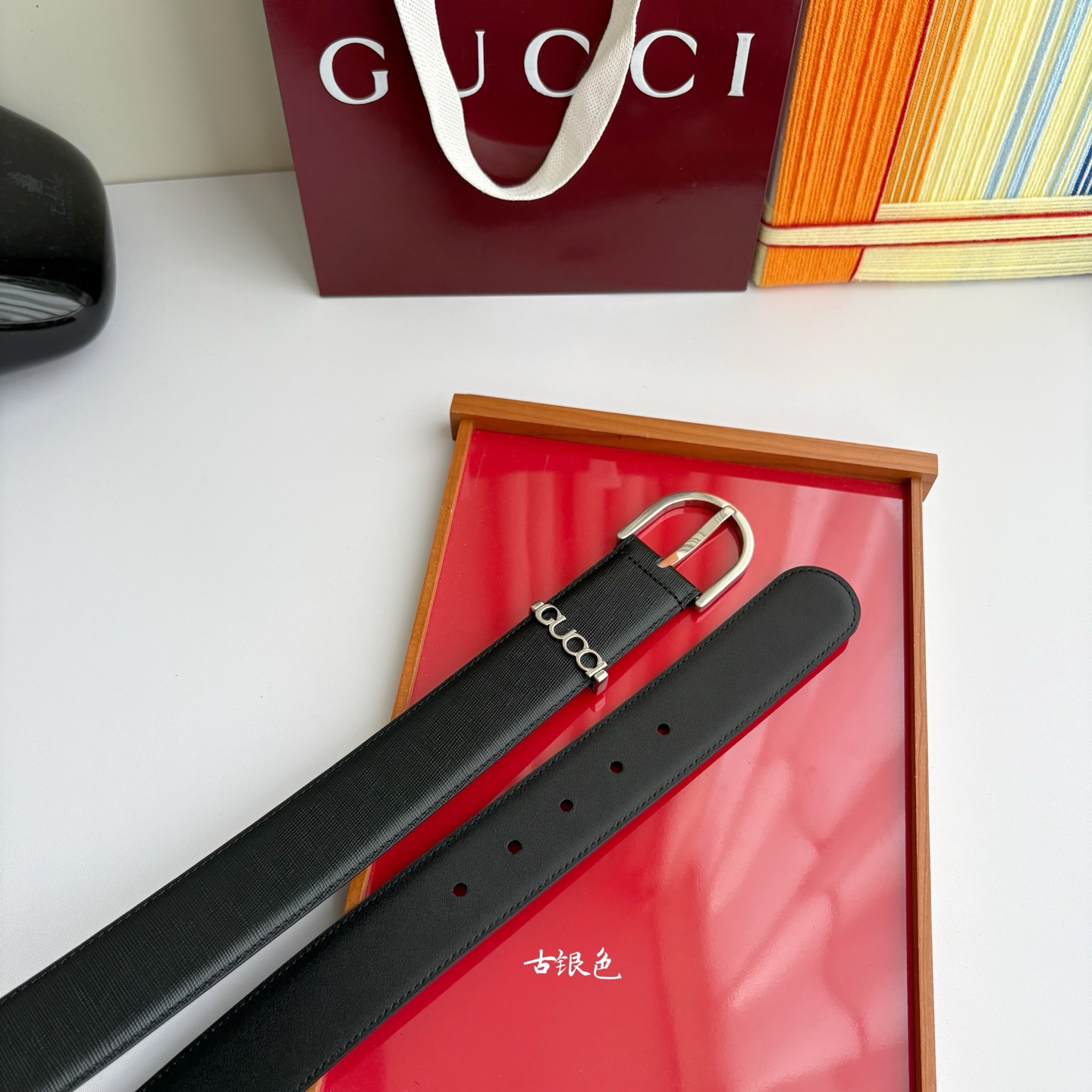 Gucci 这款男士腰带扣设有字母五金，造型设计独特，正面为十字纹小牛皮，宽度4.0cm