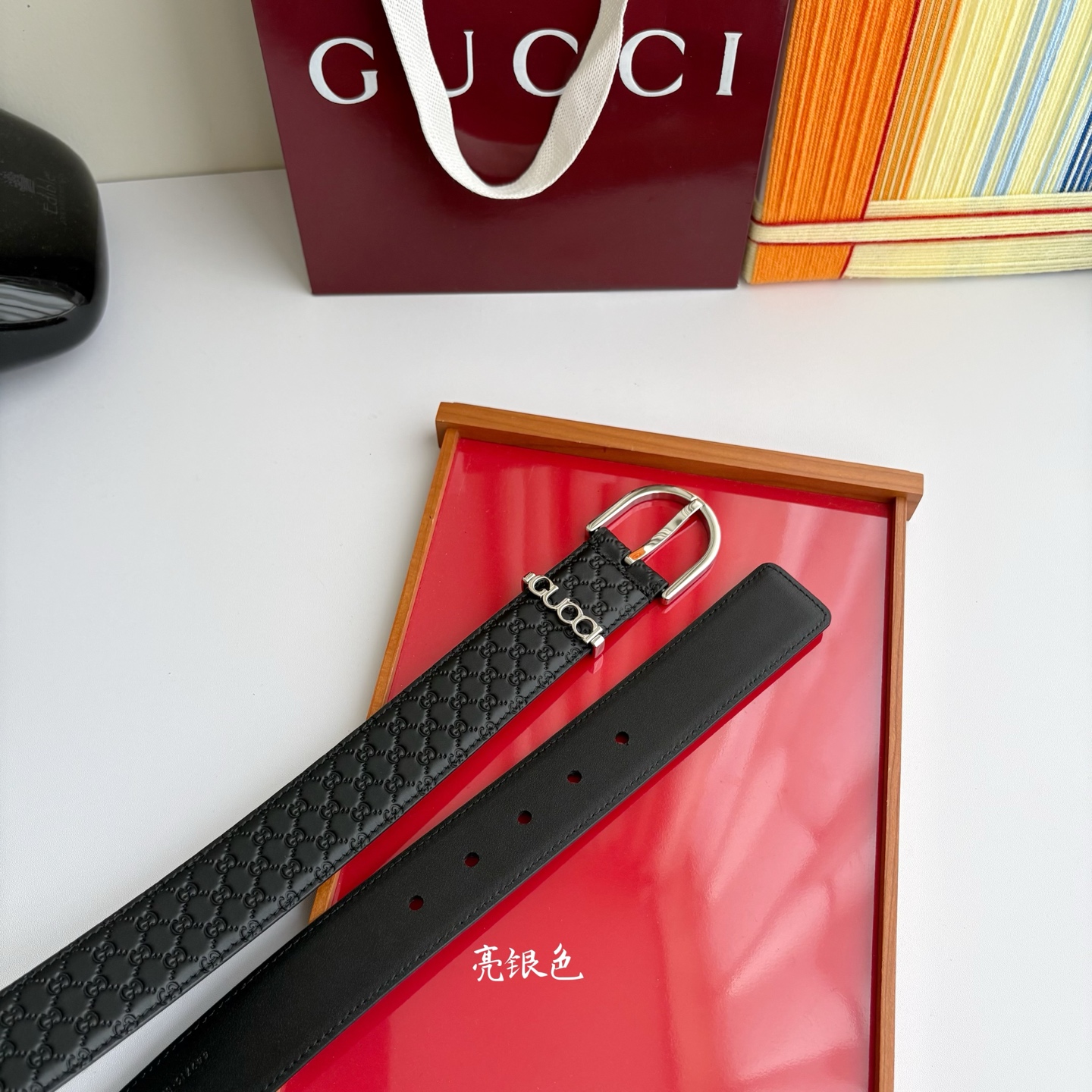 Gucci 这款男士腰带扣设有字母五金，造型设计独特，正面为GG小压花牛皮，宽度4.0cm