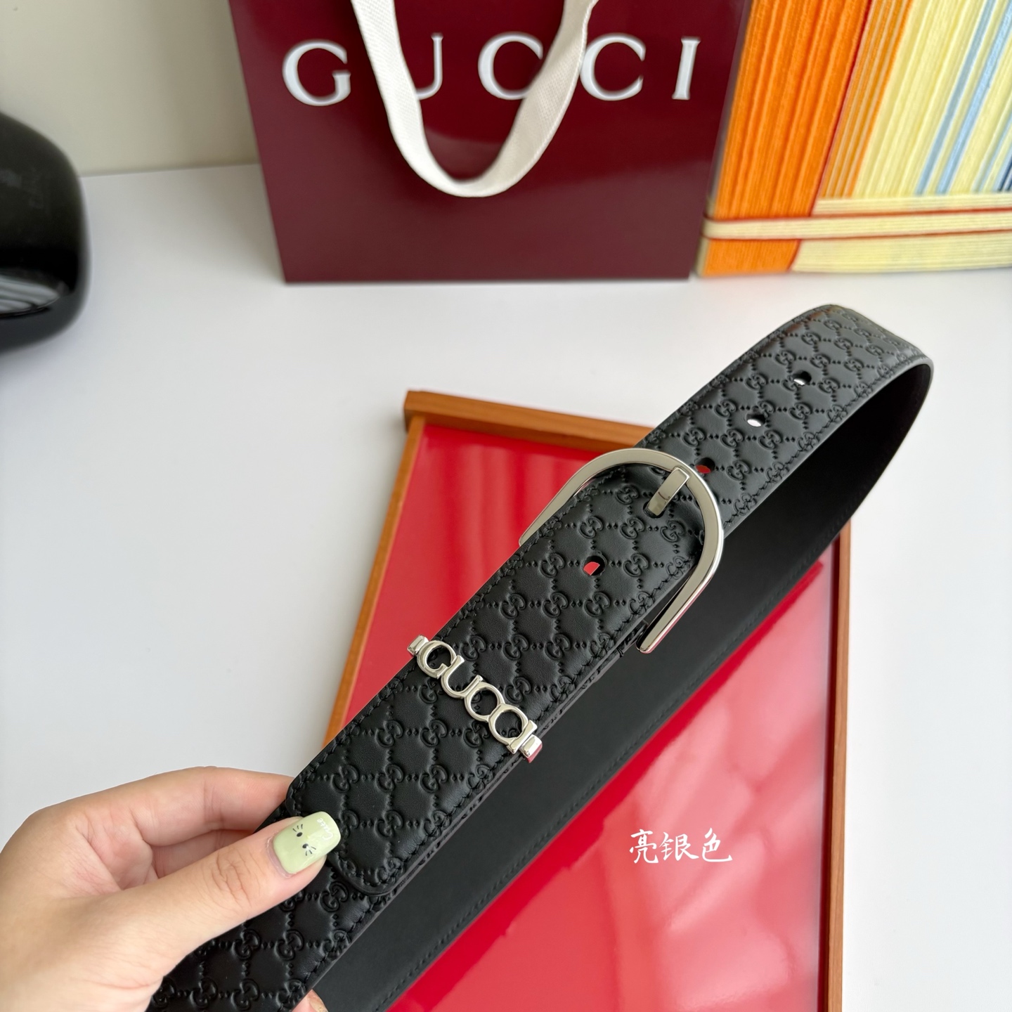 Gucci 这款男士腰带扣设有字母五金，造型设计独特，正面为GG小压花牛皮，宽度4.0cm