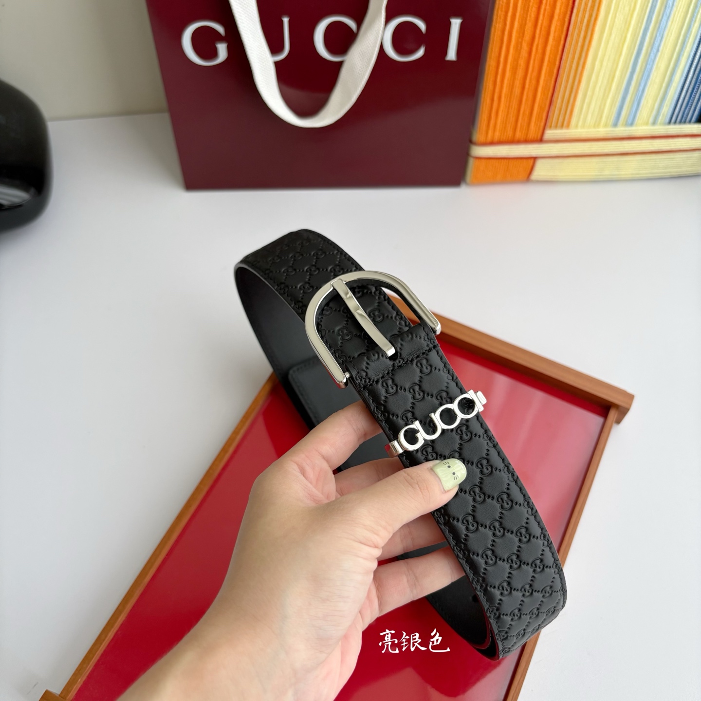 Gucci 这款男士腰带扣设有字母五金，造型设计独特，正面为GG小压花牛皮，宽度4.0cm