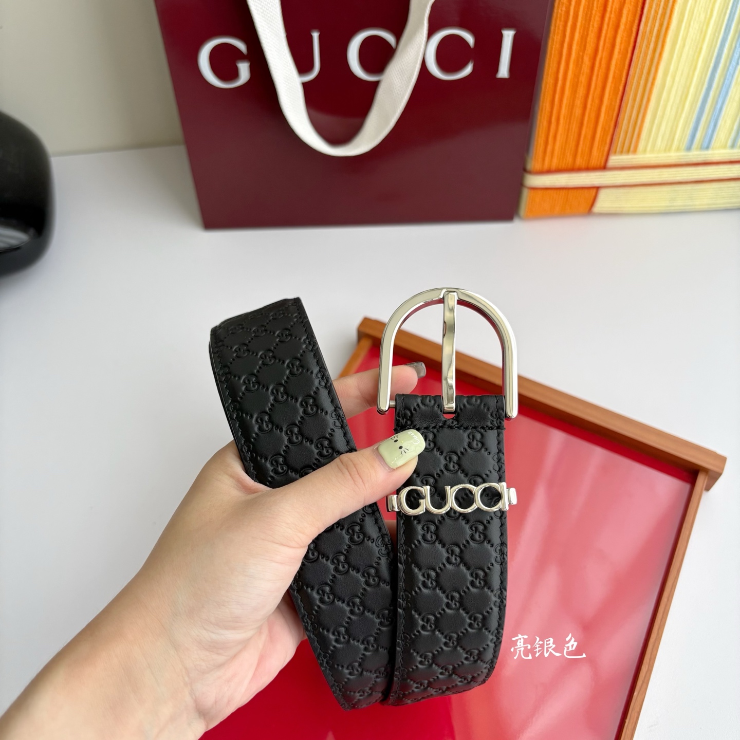 Gucci 这款男士腰带扣设有字母五金，造型设计独特，正面为GG小压花牛皮，宽度4.0cm
