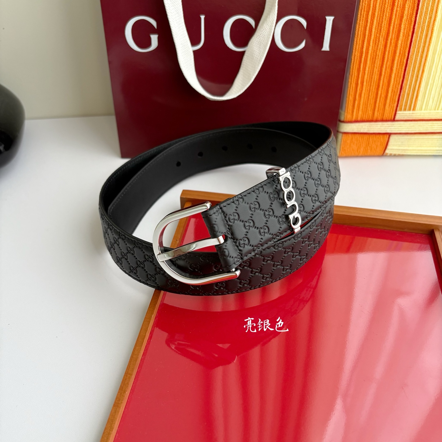 Gucci 这款男士腰带扣设有字母五金，造型设计独特，正面为GG小压花牛皮，宽度4.0cm