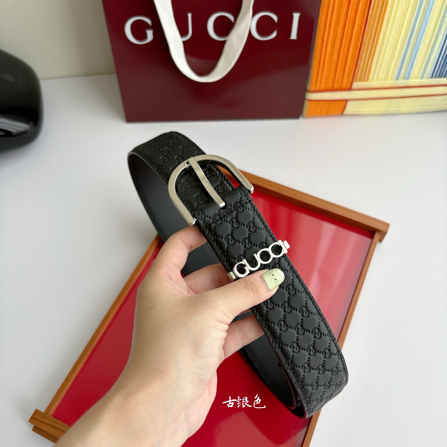 Gucci 这款男士腰带扣设有字母五金，造型设计独特，正面为十字纹小牛皮，宽度4.0cm