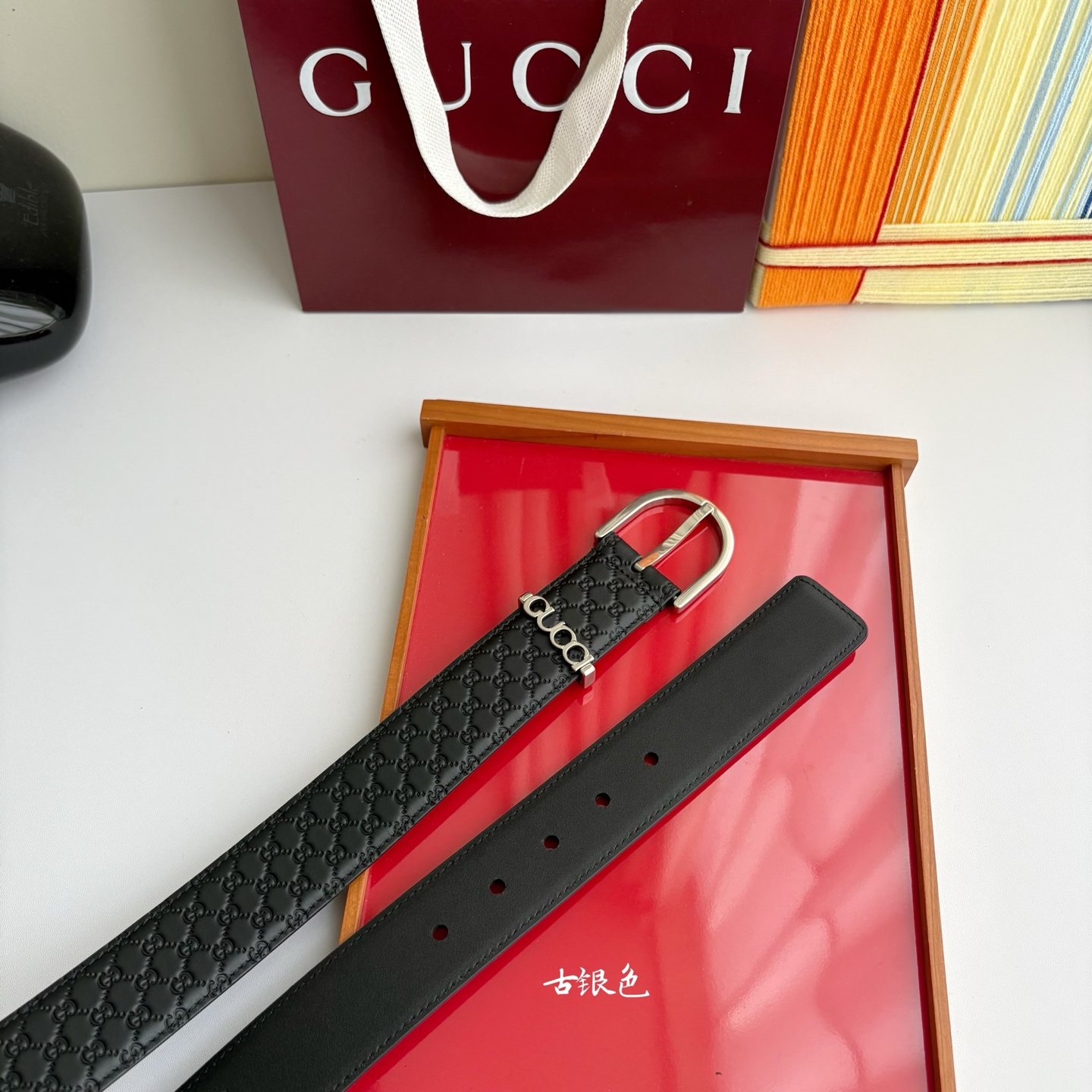 Gucci 这款男士腰带扣设有字母五金，造型设计独特，正面为十字纹小牛皮，宽度4.0cm