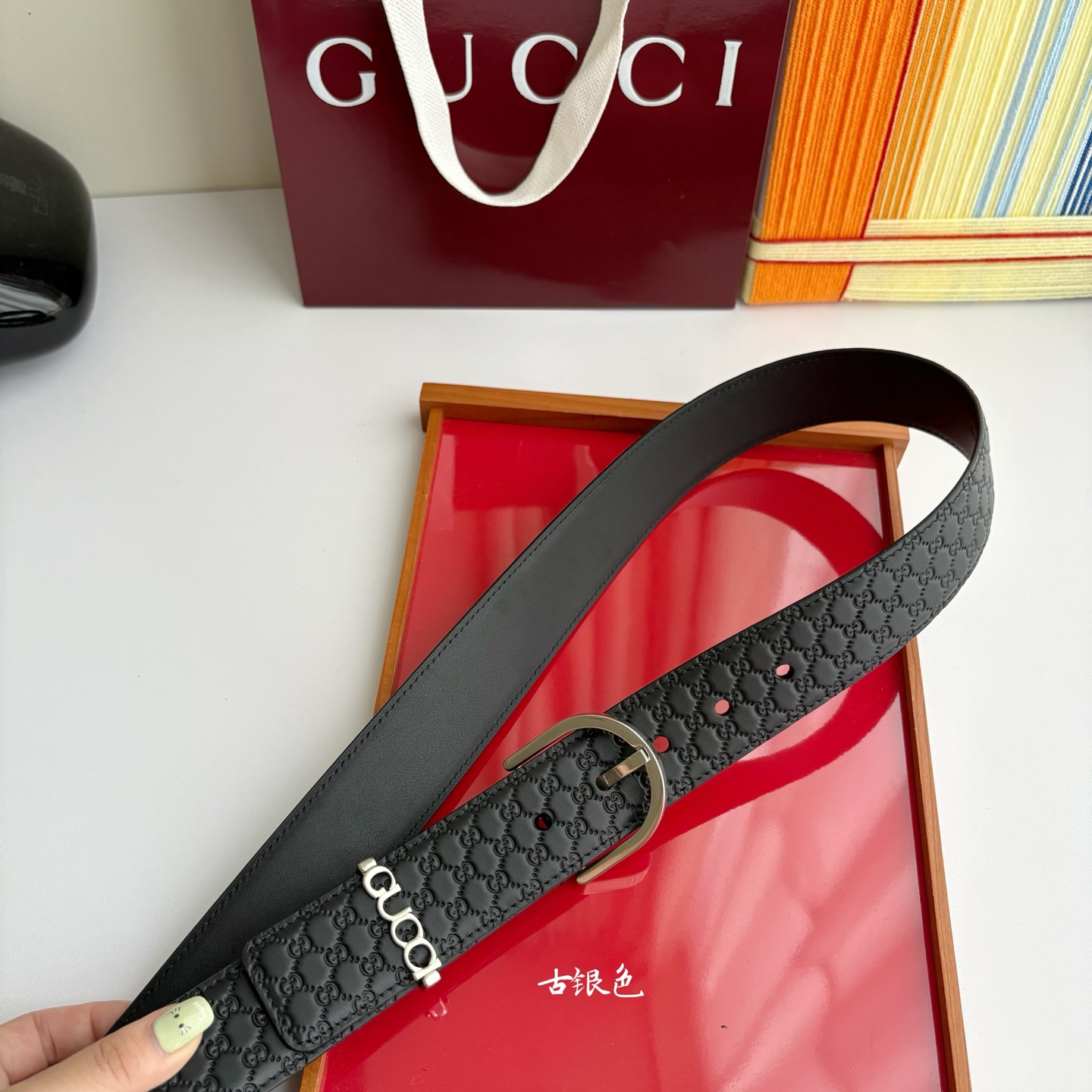 Gucci 这款男士腰带扣设有字母五金，造型设计独特，正面为十字纹小牛皮，宽度4.0cm