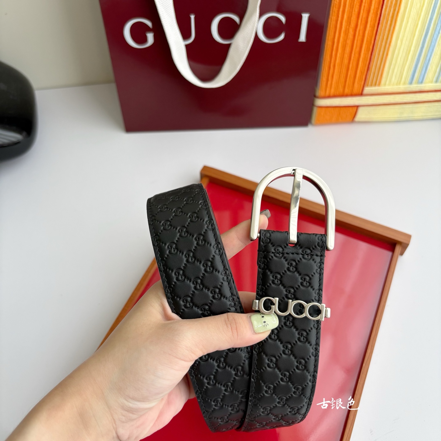 Gucci 这款男士腰带扣设有字母五金，造型设计独特，正面为十字纹小牛皮，宽度4.0cm