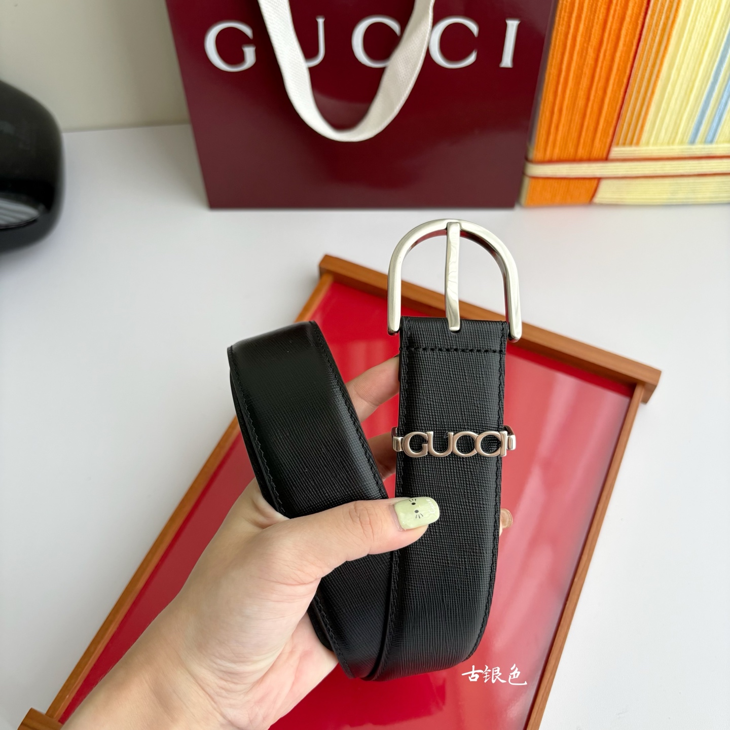 Gucci 这款男士腰带扣设有字母五金，造型设计独特，正面为十字纹小牛皮，宽度4.0cm
